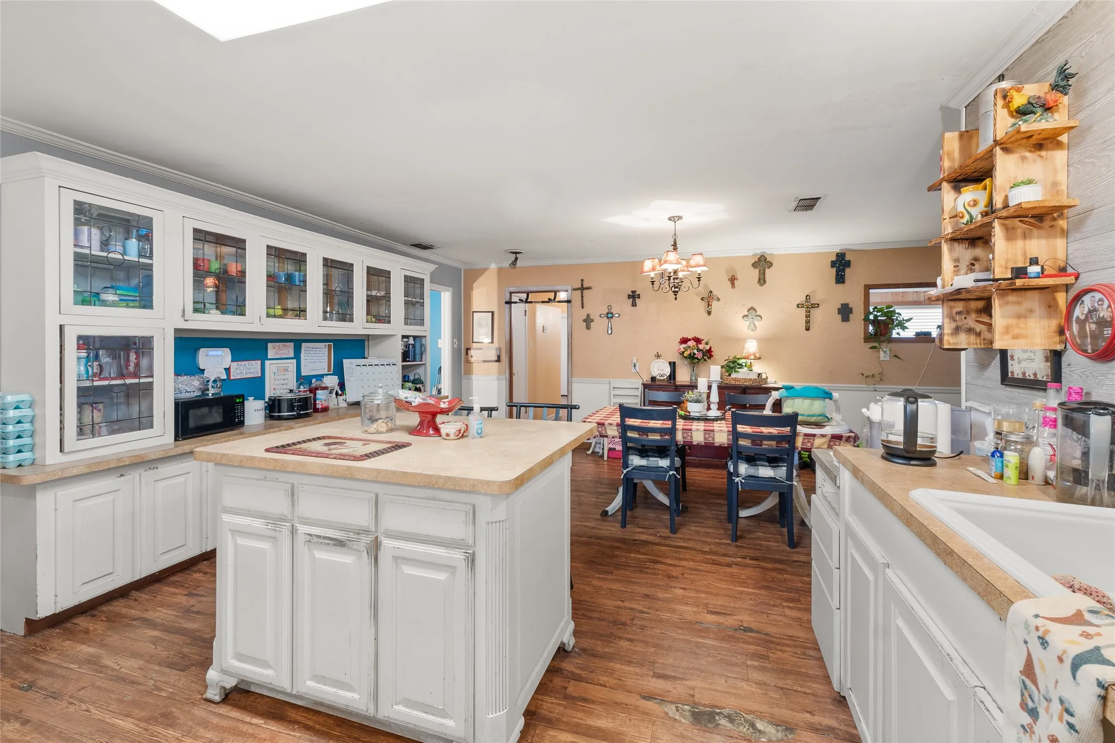 Single Family Residence For Sale in Gregg County , 2510 Wychelm Drive, Kilgore, Texas 75662, 4 Bedrooms, 3 Bathrooms, 2 Garage spaces, 3,875 Sqft, built in 1964, Price $274,900, mls#21270460, Real Estate Agent in Kilgore, Homes For Sale in Gregg county, Homes For Sale in Kilgore, Realtor in Kilgore Texas, Real Estate Brokerage Independent Realty Texas, Luminita Cordes Realtor