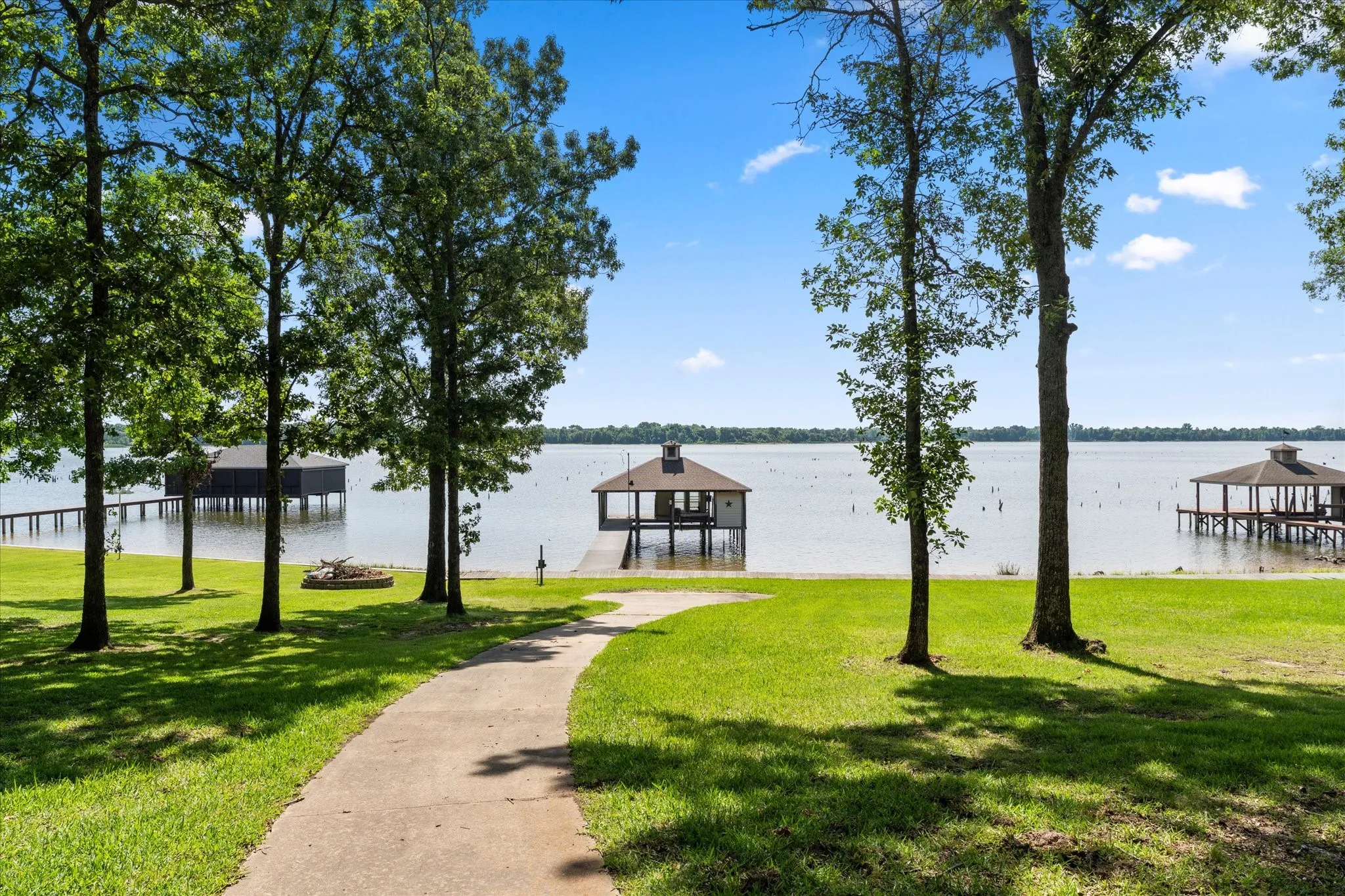 Single Family Residence For Sale in Wood County , 1222 Private Road 5980, Yantis, Texas 75497, 4 Bedrooms, 4 Bathrooms, 3 Garage spaces, 3,762 Sqft, built in 2000, Price $1,090,000, mls#21269120, Real Estate Agent in Yantis, Homes For Sale in Wood county, Homes For Sale in Yantis, Realtor in Yantis Texas, Real Estate Brokerage Independent Realty Texas, Luminita Cordes Realtor