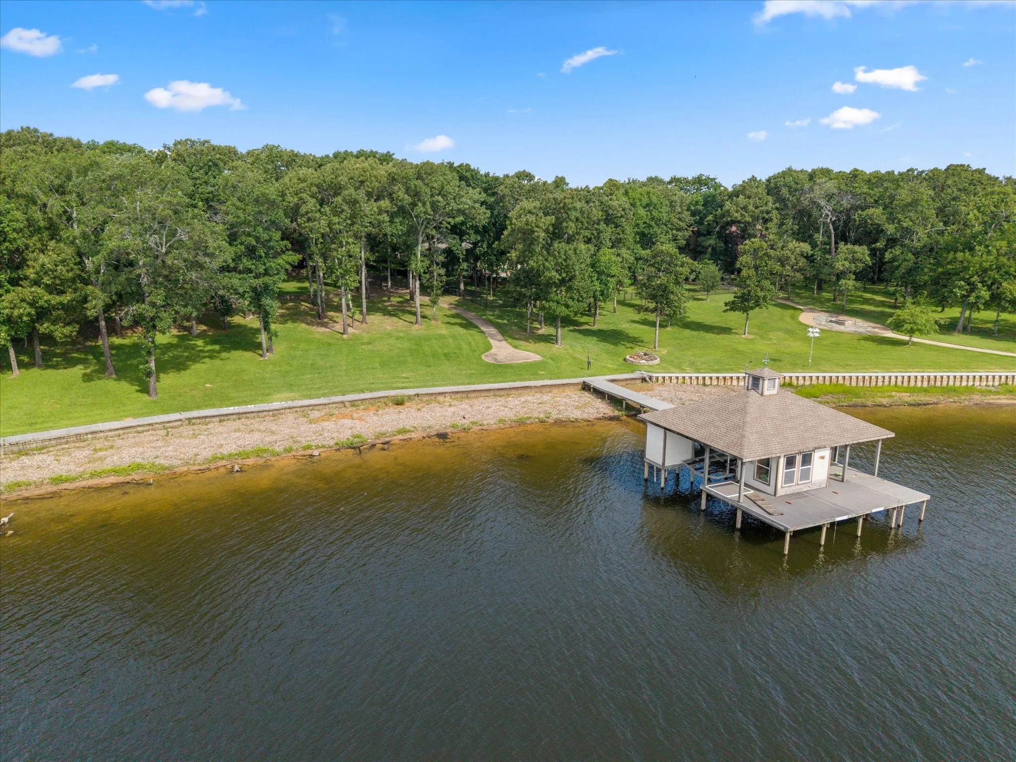 Single Family Residence For Sale in Wood County , 1222 Private Road 5980, Yantis, Texas 75497, 4 Bedrooms, 4 Bathrooms, 3 Garage spaces, 3,762 Sqft, built in 2000, Price $1,090,000, mls#21269120, Real Estate Agent in Yantis, Homes For Sale in Wood county, Homes For Sale in Yantis, Realtor in Yantis Texas, Real Estate Brokerage Independent Realty Texas, Luminita Cordes Realtor