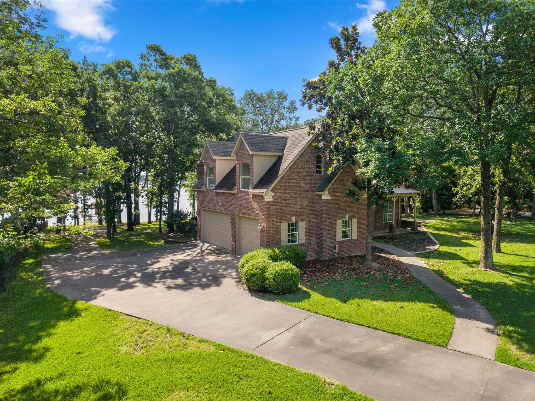 Single Family Residence For Sale in Wood County , 1222 Private Road 5980, Yantis, Texas 75497, 4 Bedrooms, 4 Bathrooms, 3 Garage spaces, 3,762 Sqft, built in 2000, Price $1,090,000, mls#21269120, Real Estate Agent in Yantis, Homes For Sale in Wood county, Homes For Sale in Yantis, Realtor in Yantis Texas, Real Estate Brokerage Independent Realty Texas, Luminita Cordes Realtor