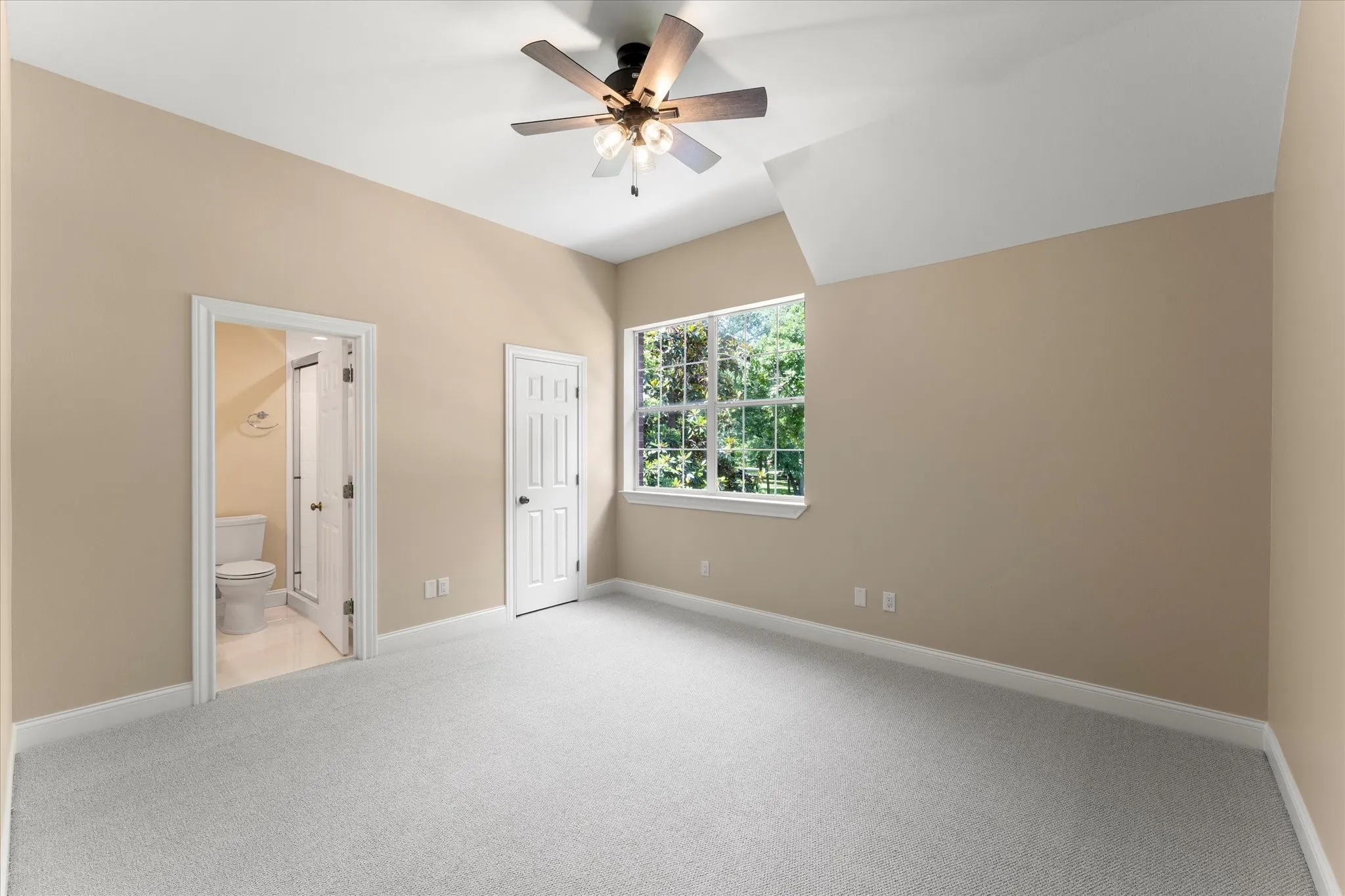 Single Family Residence For Sale in Wood County , 1222 Private Road 5980, Yantis, Texas 75497, 4 Bedrooms, 4 Bathrooms, 3 Garage spaces, 3,762 Sqft, built in 2000, Price $1,090,000, mls#21269120, Real Estate Agent in Yantis, Homes For Sale in Wood county, Homes For Sale in Yantis, Realtor in Yantis Texas, Real Estate Brokerage Independent Realty Texas, Luminita Cordes Realtor