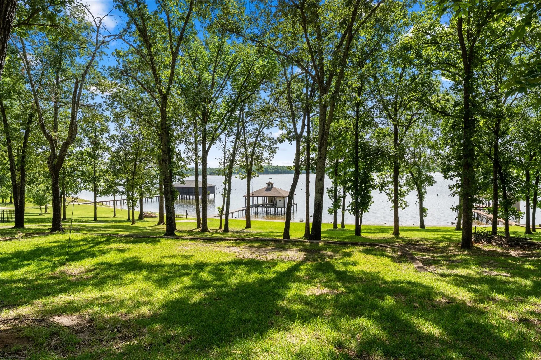 Single Family Residence For Sale in Wood County , 1222 Private Road 5980, Yantis, Texas 75497, 4 Bedrooms, 4 Bathrooms, 3 Garage spaces, 3,762 Sqft, built in 2000, Price $1,090,000, mls#21269120, Real Estate Agent in Yantis, Homes For Sale in Wood county, Homes For Sale in Yantis, Realtor in Yantis Texas, Real Estate Brokerage Independent Realty Texas, Luminita Cordes Realtor