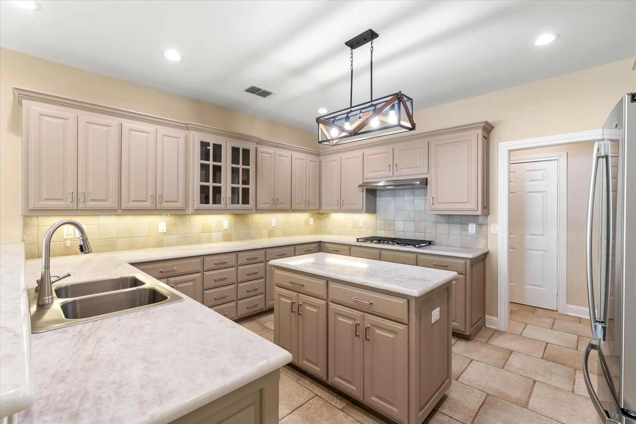 Single Family Residence For Sale in Wood County , 1222 Private Road 5980, Yantis, Texas 75497, 4 Bedrooms, 4 Bathrooms, 3 Garage spaces, 3,762 Sqft, built in 2000, Price $1,090,000, mls#21269120, Real Estate Agent in Yantis, Homes For Sale in Wood county, Homes For Sale in Yantis, Realtor in Yantis Texas, Real Estate Brokerage Independent Realty Texas, Luminita Cordes Realtor