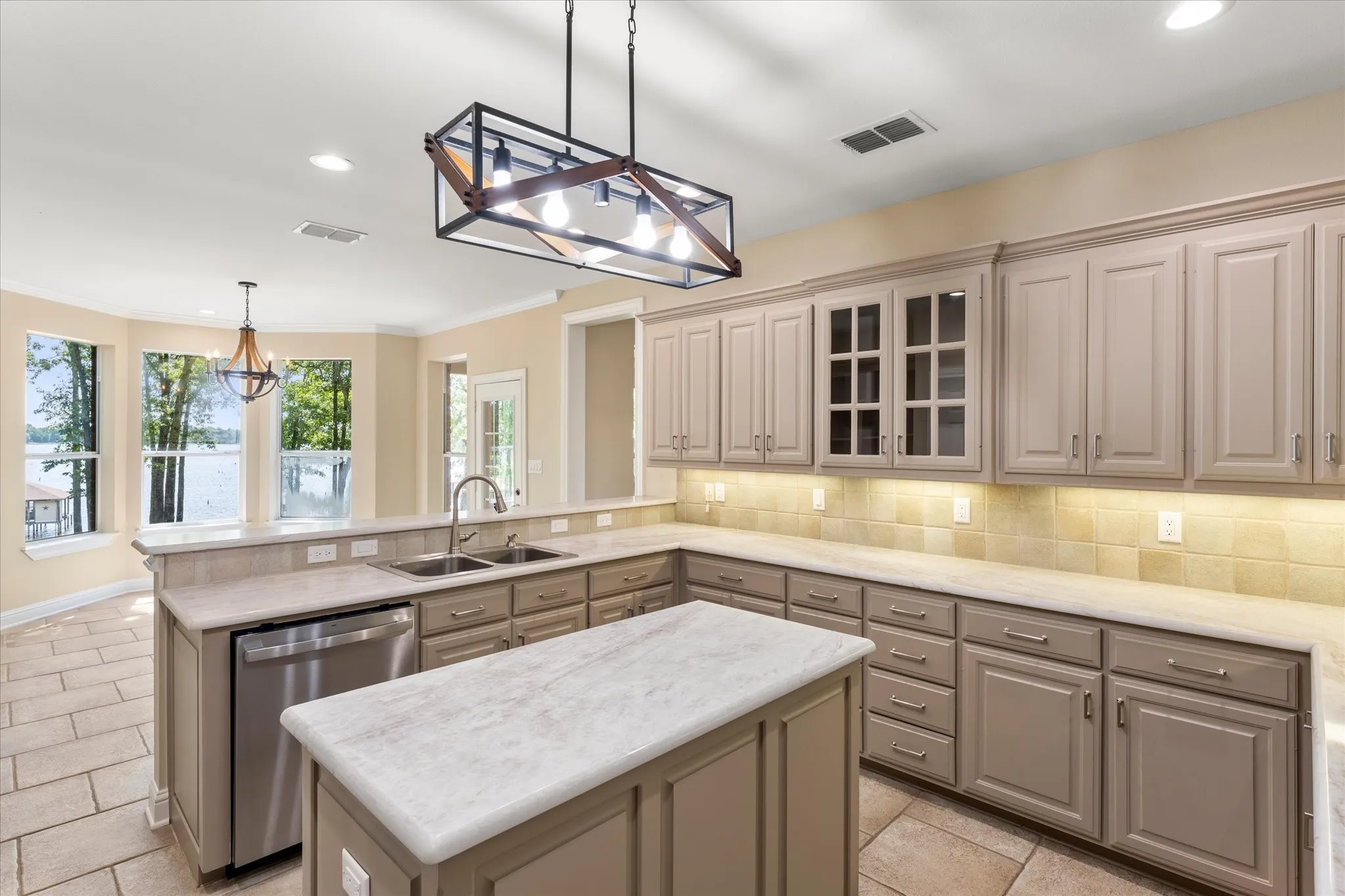 Single Family Residence For Sale in Wood County , 1222 Private Road 5980, Yantis, Texas 75497, 4 Bedrooms, 4 Bathrooms, 3 Garage spaces, 3,762 Sqft, built in 2000, Price $1,090,000, mls#21269120, Real Estate Agent in Yantis, Homes For Sale in Wood county, Homes For Sale in Yantis, Realtor in Yantis Texas, Real Estate Brokerage Independent Realty Texas, Luminita Cordes Realtor
