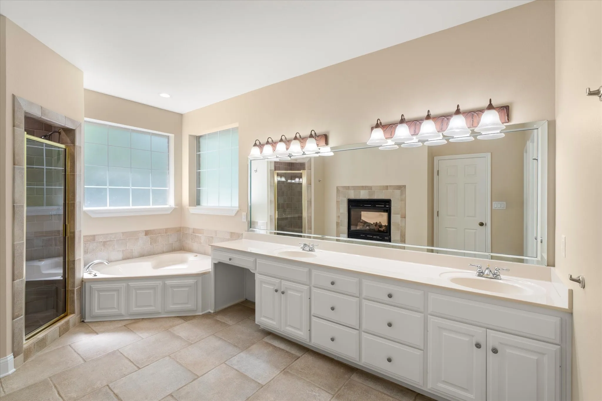 Single Family Residence For Sale in Wood County , 1222 Private Road 5980, Yantis, Texas 75497, 4 Bedrooms, 4 Bathrooms, 3 Garage spaces, 3,762 Sqft, built in 2000, Price $1,090,000, mls#21269120, Real Estate Agent in Yantis, Homes For Sale in Wood county, Homes For Sale in Yantis, Realtor in Yantis Texas, Real Estate Brokerage Independent Realty Texas, Luminita Cordes Realtor