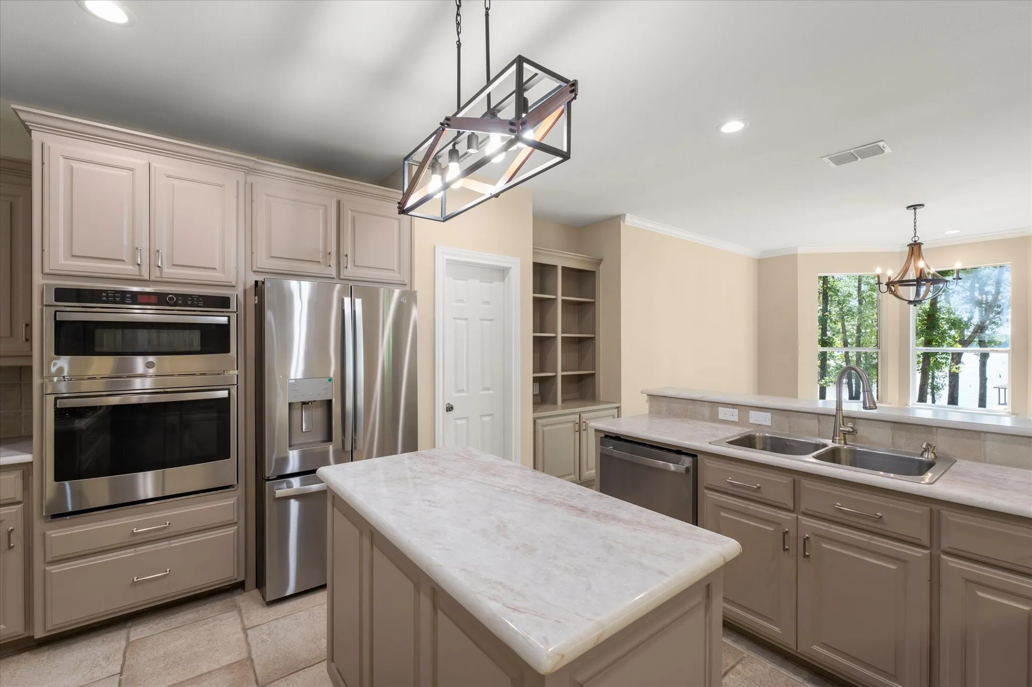 Single Family Residence For Sale in Wood County , 1222 Private Road 5980, Yantis, Texas 75497, 4 Bedrooms, 4 Bathrooms, 3 Garage spaces, 3,762 Sqft, built in 2000, Price $1,090,000, mls#21269120, Real Estate Agent in Yantis, Homes For Sale in Wood county, Homes For Sale in Yantis, Realtor in Yantis Texas, Real Estate Brokerage Independent Realty Texas, Luminita Cordes Realtor