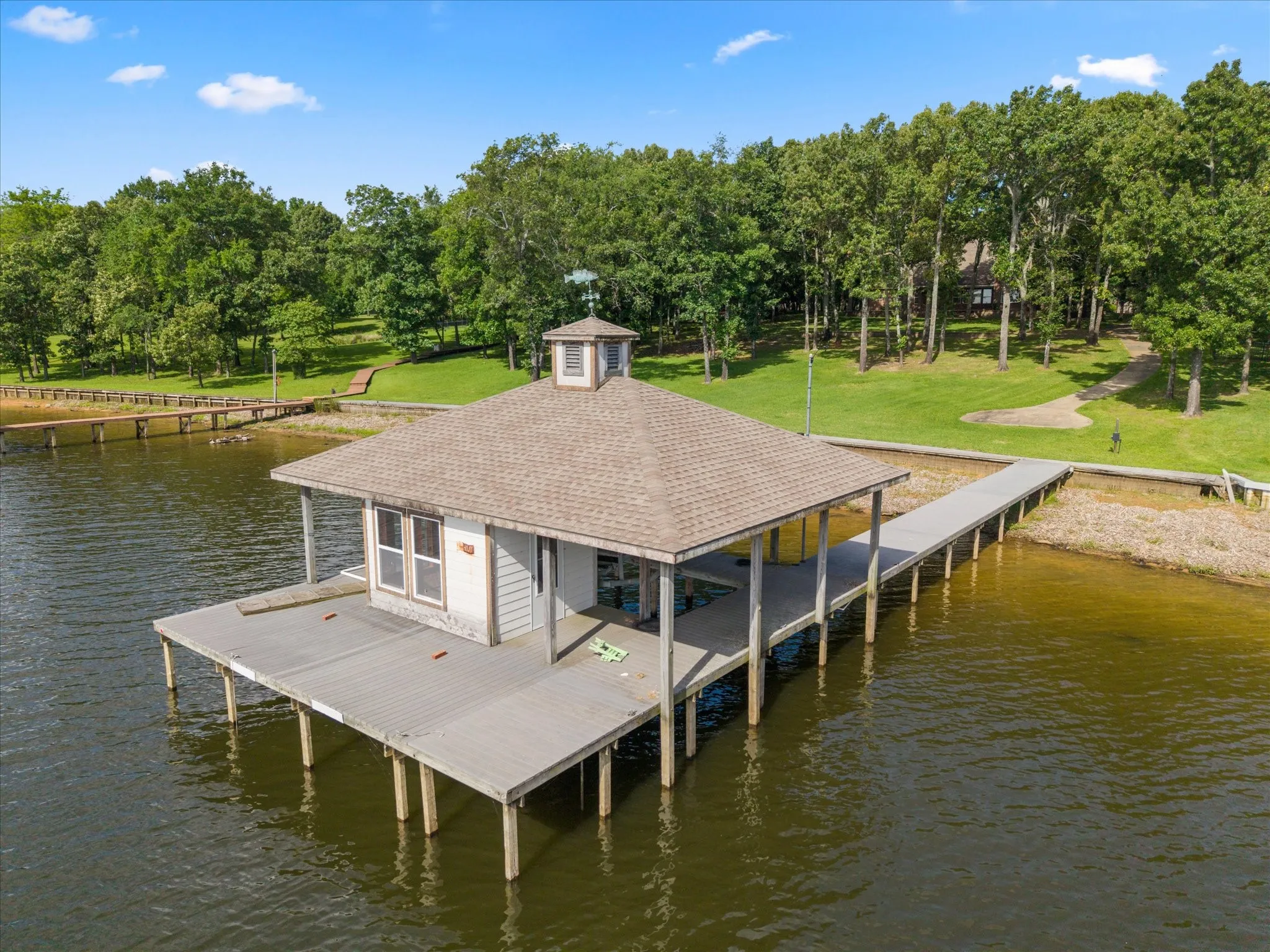 Single Family Residence For Sale in Wood County , 1222 Private Road 5980, Yantis, Texas 75497, 4 Bedrooms, 4 Bathrooms, 3 Garage spaces, 3,762 Sqft, built in 2000, Price $1,090,000, mls#21269120, Real Estate Agent in Yantis, Homes For Sale in Wood county, Homes For Sale in Yantis, Realtor in Yantis Texas, Real Estate Brokerage Independent Realty Texas, Luminita Cordes Realtor
