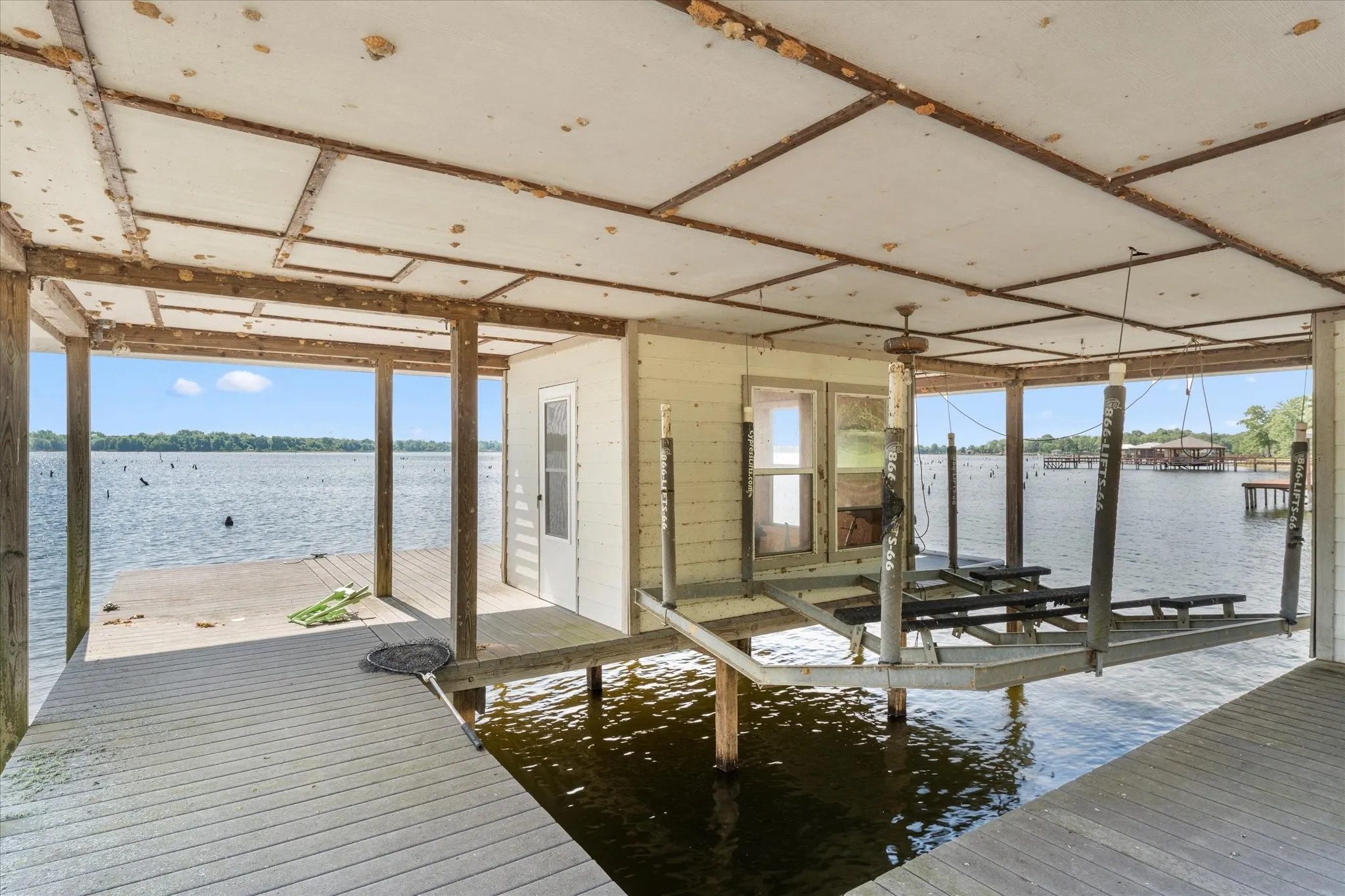 Single Family Residence For Sale in Wood County , 1222 Private Road 5980, Yantis, Texas 75497, 4 Bedrooms, 4 Bathrooms, 3 Garage spaces, 3,762 Sqft, built in 2000, Price $1,090,000, mls#21269120, Real Estate Agent in Yantis, Homes For Sale in Wood county, Homes For Sale in Yantis, Realtor in Yantis Texas, Real Estate Brokerage Independent Realty Texas, Luminita Cordes Realtor