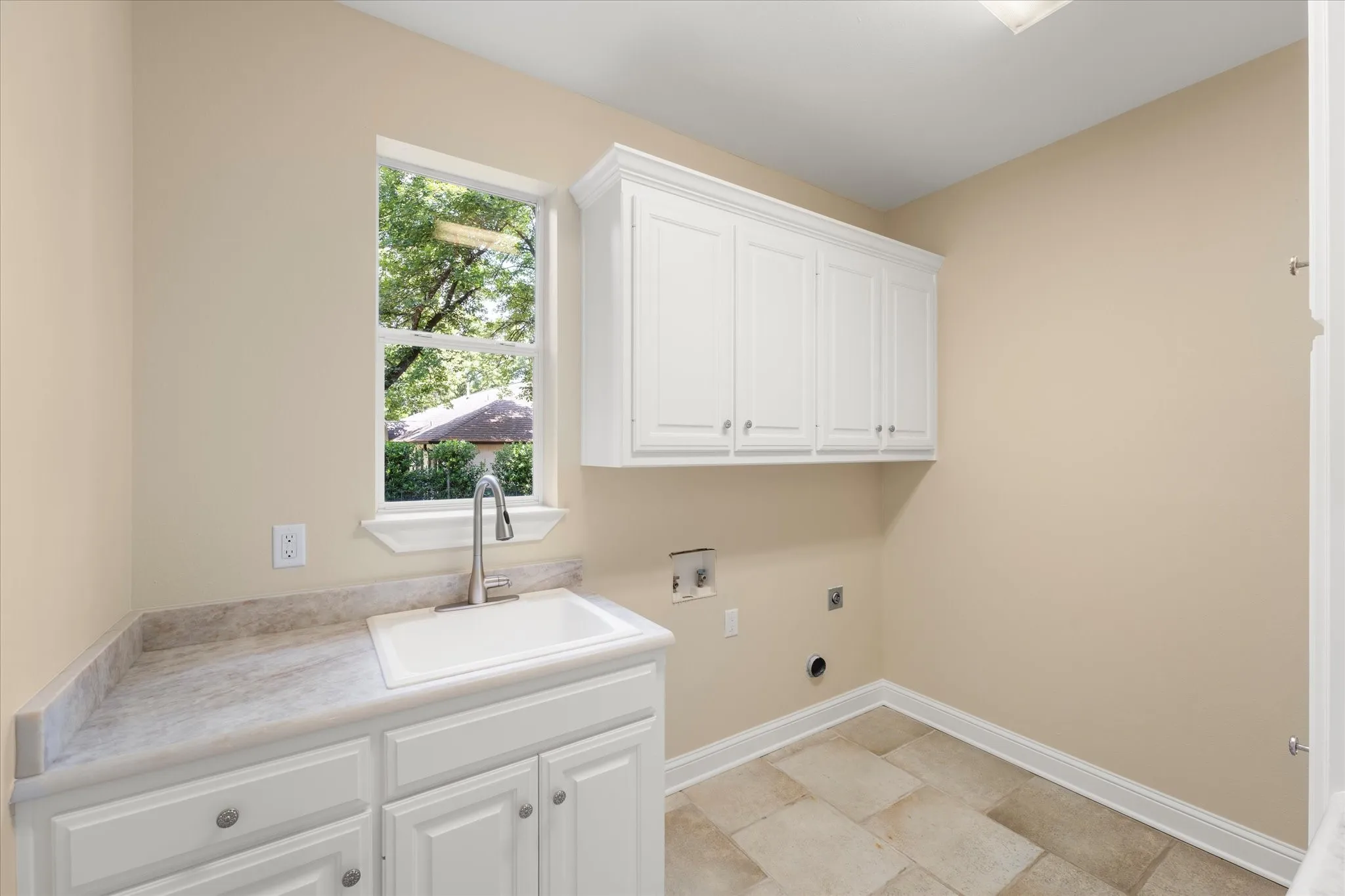 Single Family Residence For Sale in Wood County , 1222 Private Road 5980, Yantis, Texas 75497, 4 Bedrooms, 4 Bathrooms, 3 Garage spaces, 3,762 Sqft, built in 2000, Price $1,090,000, mls#21269120, Real Estate Agent in Yantis, Homes For Sale in Wood county, Homes For Sale in Yantis, Realtor in Yantis Texas, Real Estate Brokerage Independent Realty Texas, Luminita Cordes Realtor