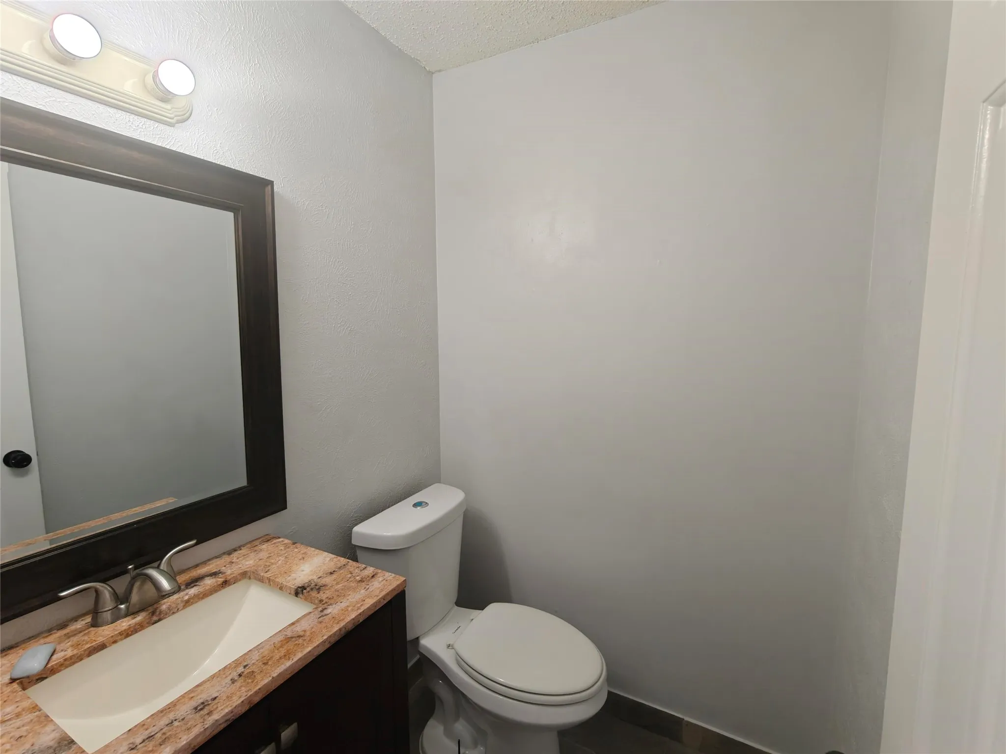 Townhouse For Sale in Dallas County , 923 Vedral Place, Cedar Hill, Texas 75104, 3 Bedroom, 3 Bathroom, Garage spaces, 1,242 Sqft, built in 1983, mls#21273666, Real Estate Agent in Cedar Hill, Homes For Sale in Dallas county, Homes For Sale in Cedar Hill, Realtor in Cedar Hill Texas, Real Estate Brokerage Independent Realty Texas, Luminita Cordes Realtor
