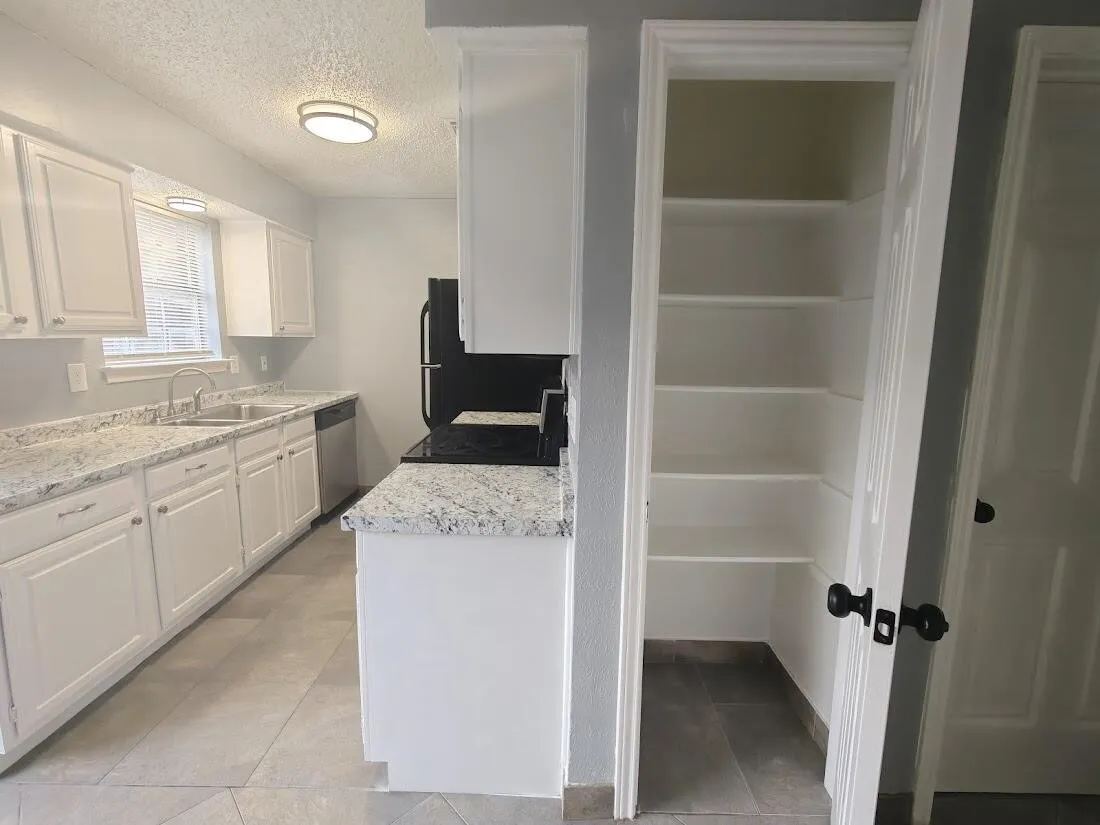 Townhouse For Sale in Dallas County , 923 Vedral Place, Cedar Hill, Texas 75104, 3 Bedroom, 3 Bathroom, Garage spaces, 1,242 Sqft, built in 1983, mls#21273666, Real Estate Agent in Cedar Hill, Homes For Sale in Dallas county, Homes For Sale in Cedar Hill, Realtor in Cedar Hill Texas, Real Estate Brokerage Independent Realty Texas, Luminita Cordes Realtor