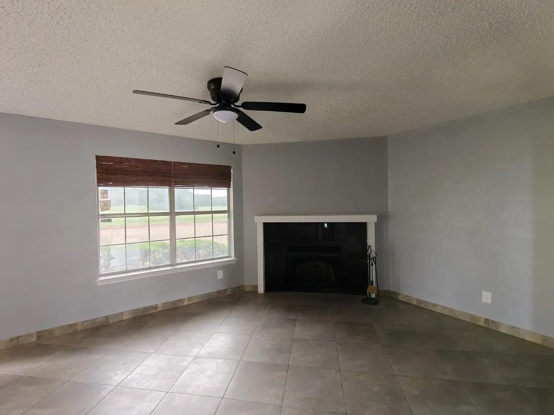 Townhouse For Sale in Dallas County , 923 Vedral Place, Cedar Hill, Texas 75104, 3 Bedroom, 3 Bathroom, Garage spaces, 1,242 Sqft, built in 1983, mls#21273666, Real Estate Agent in Cedar Hill, Homes For Sale in Dallas county, Homes For Sale in Cedar Hill, Realtor in Cedar Hill Texas, Real Estate Brokerage Independent Realty Texas, Luminita Cordes Realtor
