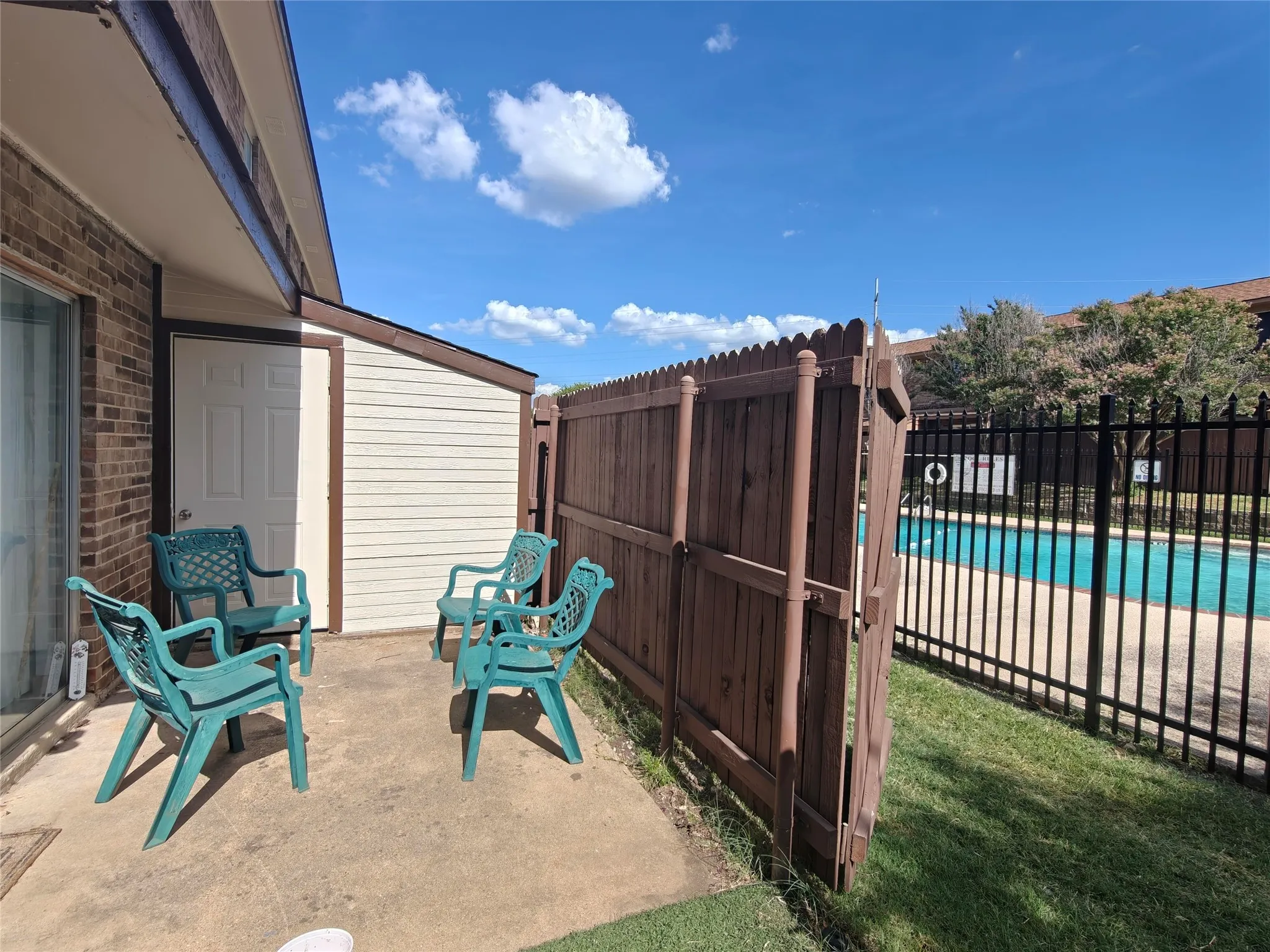 Townhouse For Sale in Dallas County , 923 Vedral Place, Cedar Hill, Texas 75104, 3 Bedroom, 3 Bathroom, Garage spaces, 1,242 Sqft, built in 1983, mls#21273666, Real Estate Agent in Cedar Hill, Homes For Sale in Dallas county, Homes For Sale in Cedar Hill, Realtor in Cedar Hill Texas, Real Estate Brokerage Independent Realty Texas, Luminita Cordes Realtor