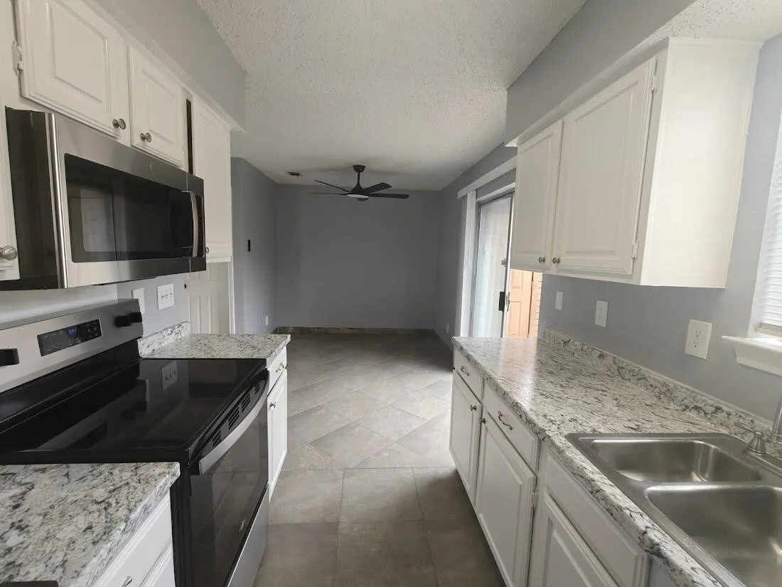 Townhouse For Sale in Dallas County , 923 Vedral Place, Cedar Hill, Texas 75104, 3 Bedroom, 3 Bathroom, Garage spaces, 1,242 Sqft, built in 1983, mls#21273666, Real Estate Agent in Cedar Hill, Homes For Sale in Dallas county, Homes For Sale in Cedar Hill, Realtor in Cedar Hill Texas, Real Estate Brokerage Independent Realty Texas, Luminita Cordes Realtor