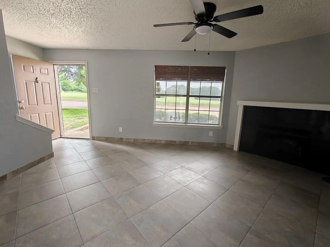 Townhouse For Sale in Dallas County , 923 Vedral Place, Cedar Hill, Texas 75104, 3 Bedroom, 3 Bathroom, Garage spaces, 1,242 Sqft, built in 1983, mls#21273666, Real Estate Agent in Cedar Hill, Homes For Sale in Dallas county, Homes For Sale in Cedar Hill, Realtor in Cedar Hill Texas, Real Estate Brokerage Independent Realty Texas, Luminita Cordes Realtor