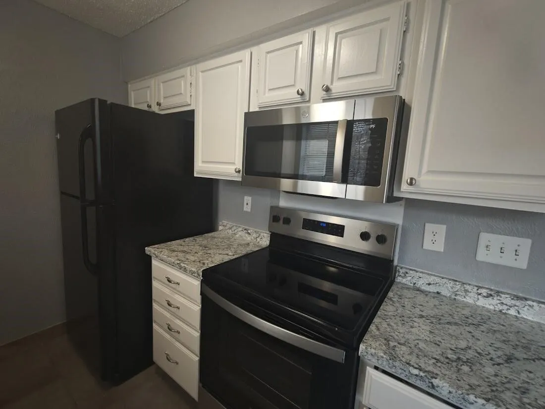 Townhouse For Sale in Dallas County , 923 Vedral Place, Cedar Hill, Texas 75104, 3 Bedroom, 3 Bathroom, Garage spaces, 1,242 Sqft, built in 1983, mls#21273666, Real Estate Agent in Cedar Hill, Homes For Sale in Dallas county, Homes For Sale in Cedar Hill, Realtor in Cedar Hill Texas, Real Estate Brokerage Independent Realty Texas, Luminita Cordes Realtor