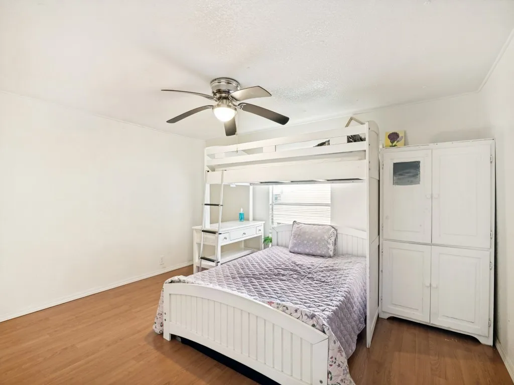 Bedroom, with ceiling fan