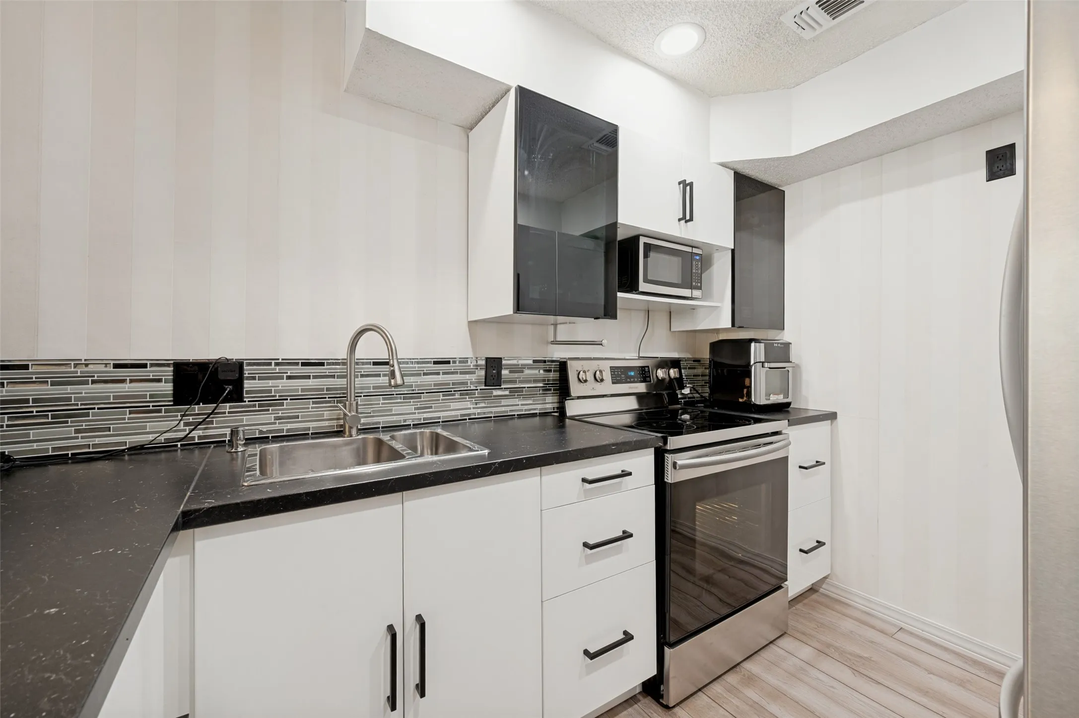 Condominium For Sale in Dallas County , 5325 Bent Tree Forest Drive 2248, Dallas, Texas 75248, 2 Bedroom, 3 Bathroom, 2 Garage spaces, 1,324 Sqft, built in 1983, mls#21268191, Real Estate Agent in Dallas, Homes For Sale in Dallas county, Homes For Sale in Dallas, Realtor in Dallas Texas, Real Estate Brokerage Independent Realty Texas, Luminita Cordes Realtor