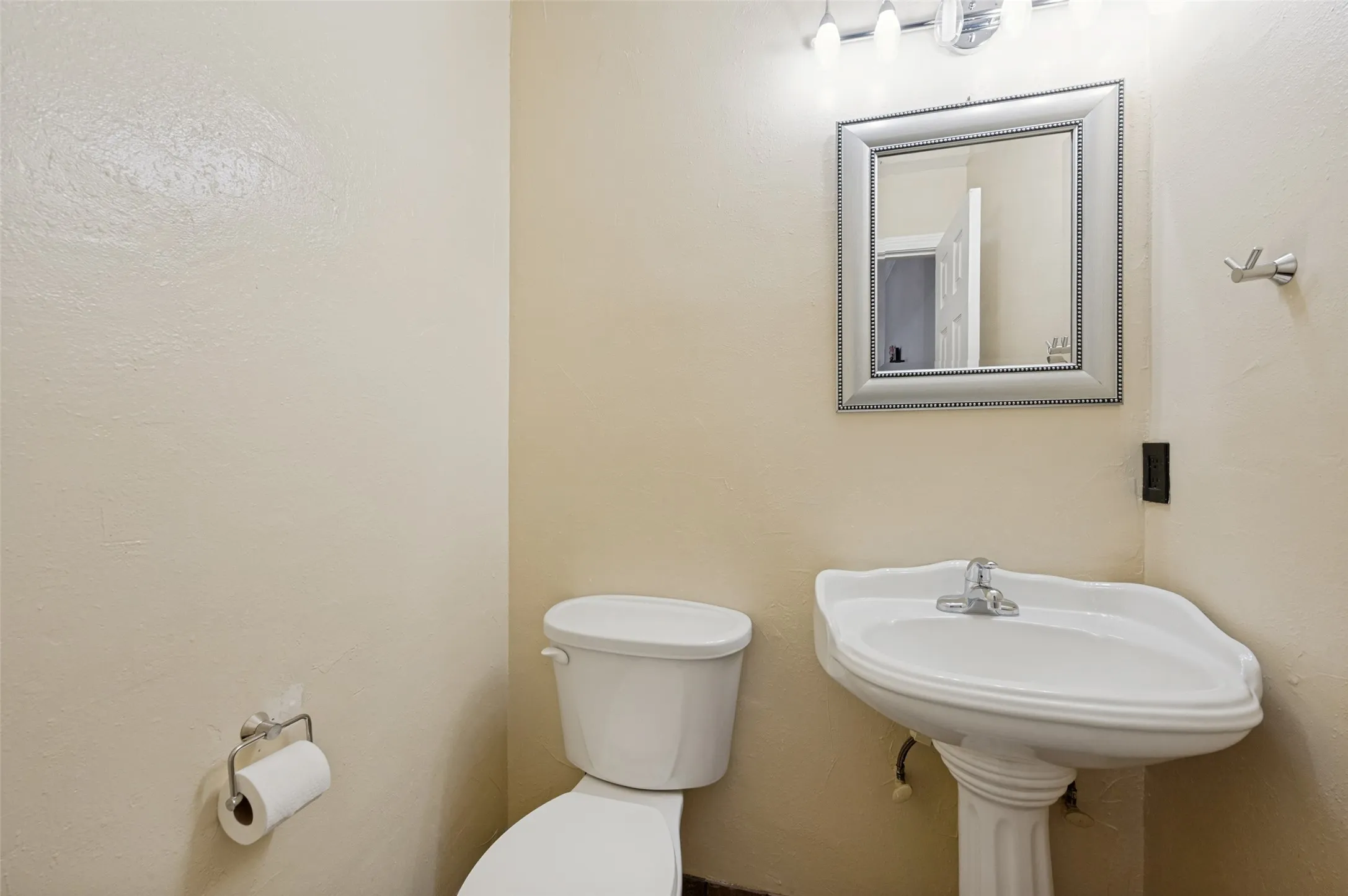 Condominium For Sale in Dallas County , 5325 Bent Tree Forest Drive 2248, Dallas, Texas 75248, 2 Bedroom, 3 Bathroom, 2 Garage spaces, 1,324 Sqft, built in 1983, mls#21268191, Real Estate Agent in Dallas, Homes For Sale in Dallas county, Homes For Sale in Dallas, Realtor in Dallas Texas, Real Estate Brokerage Independent Realty Texas, Luminita Cordes Realtor
