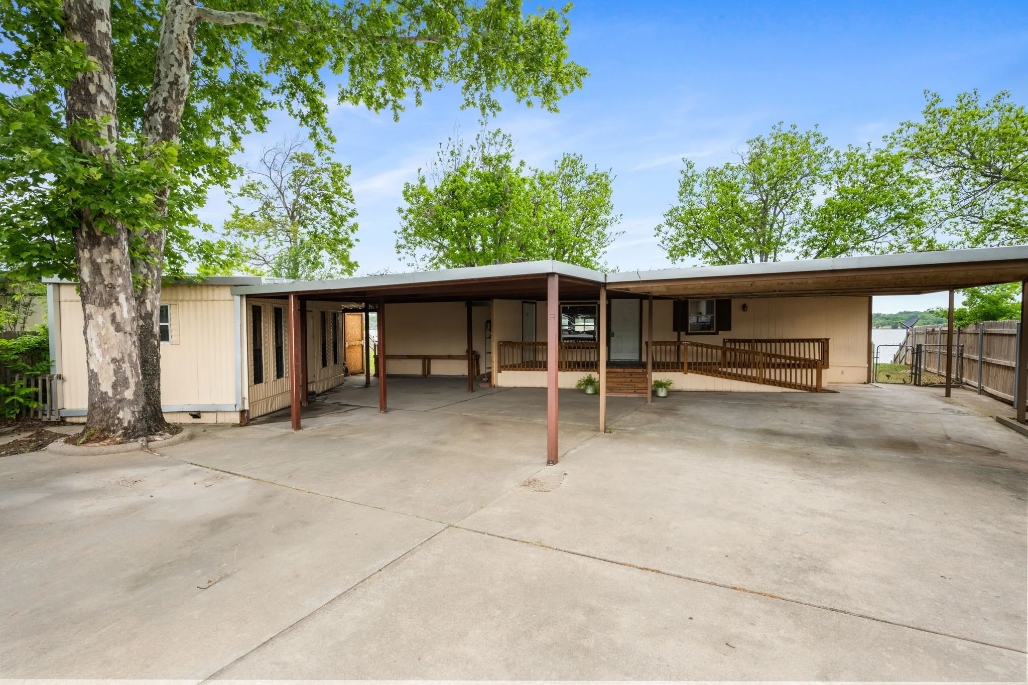 Single Family Residence For Sale in Hood County , 6500 Dayla Court, Granbury, Texas 76049, 3 Bedrooms, 2 Bathrooms, Garage spaces, 1,743 Sqft, built in 1985, Price $380,000, mls#21273675, Real Estate Agent in Granbury, Homes For Sale in Hood county, Homes For Sale in Granbury, Realtor in Granbury Texas, Real Estate Brokerage Independent Realty Texas, Luminita Cordes Realtor