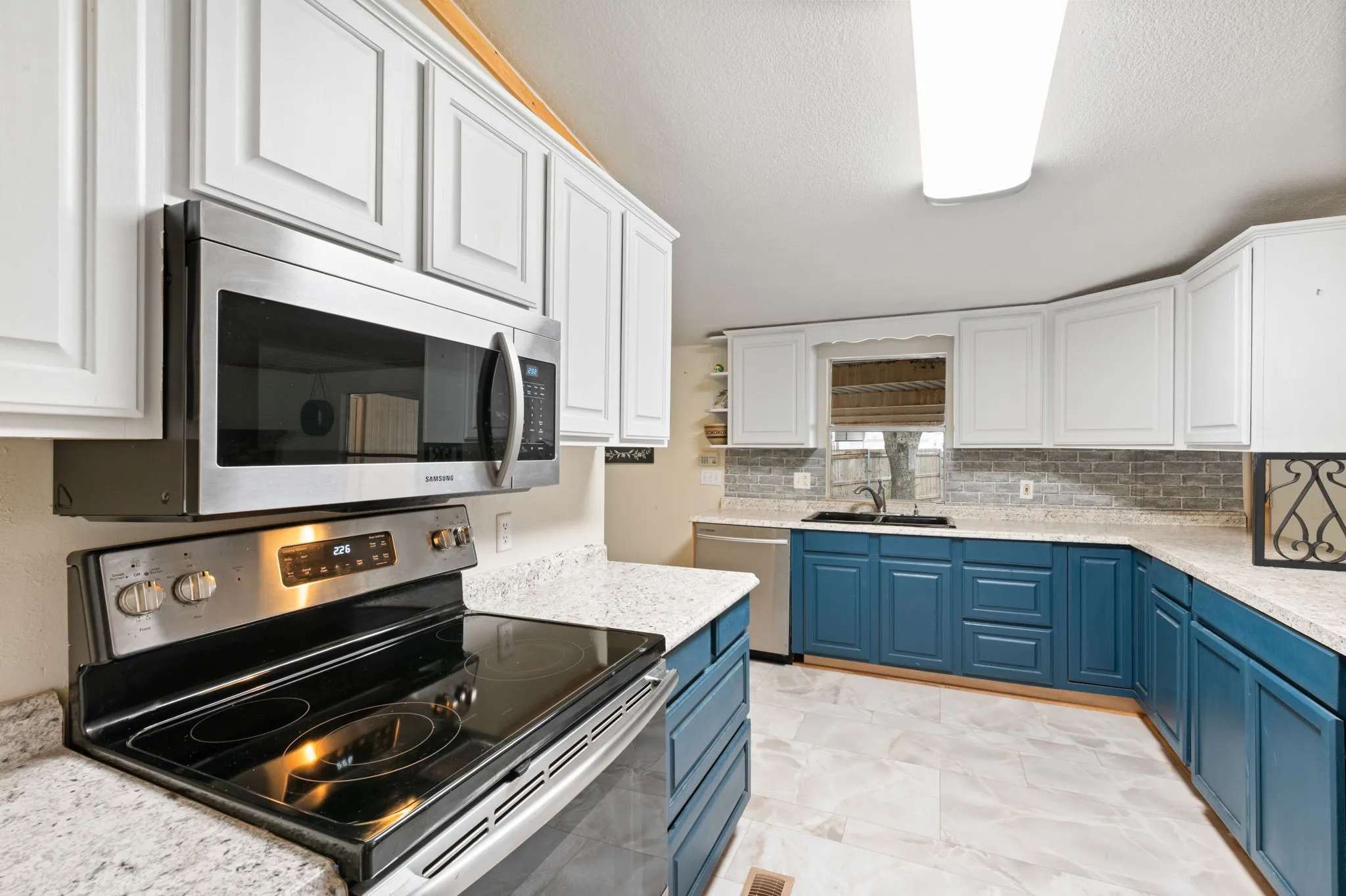 Single Family Residence For Sale in Hood County , 6500 Dayla Court, Granbury, Texas 76049, 3 Bedrooms, 2 Bathrooms, Garage spaces, 1,743 Sqft, built in 1985, Price $380,000, mls#21273675, Real Estate Agent in Granbury, Homes For Sale in Hood county, Homes For Sale in Granbury, Realtor in Granbury Texas, Real Estate Brokerage Independent Realty Texas, Luminita Cordes Realtor
