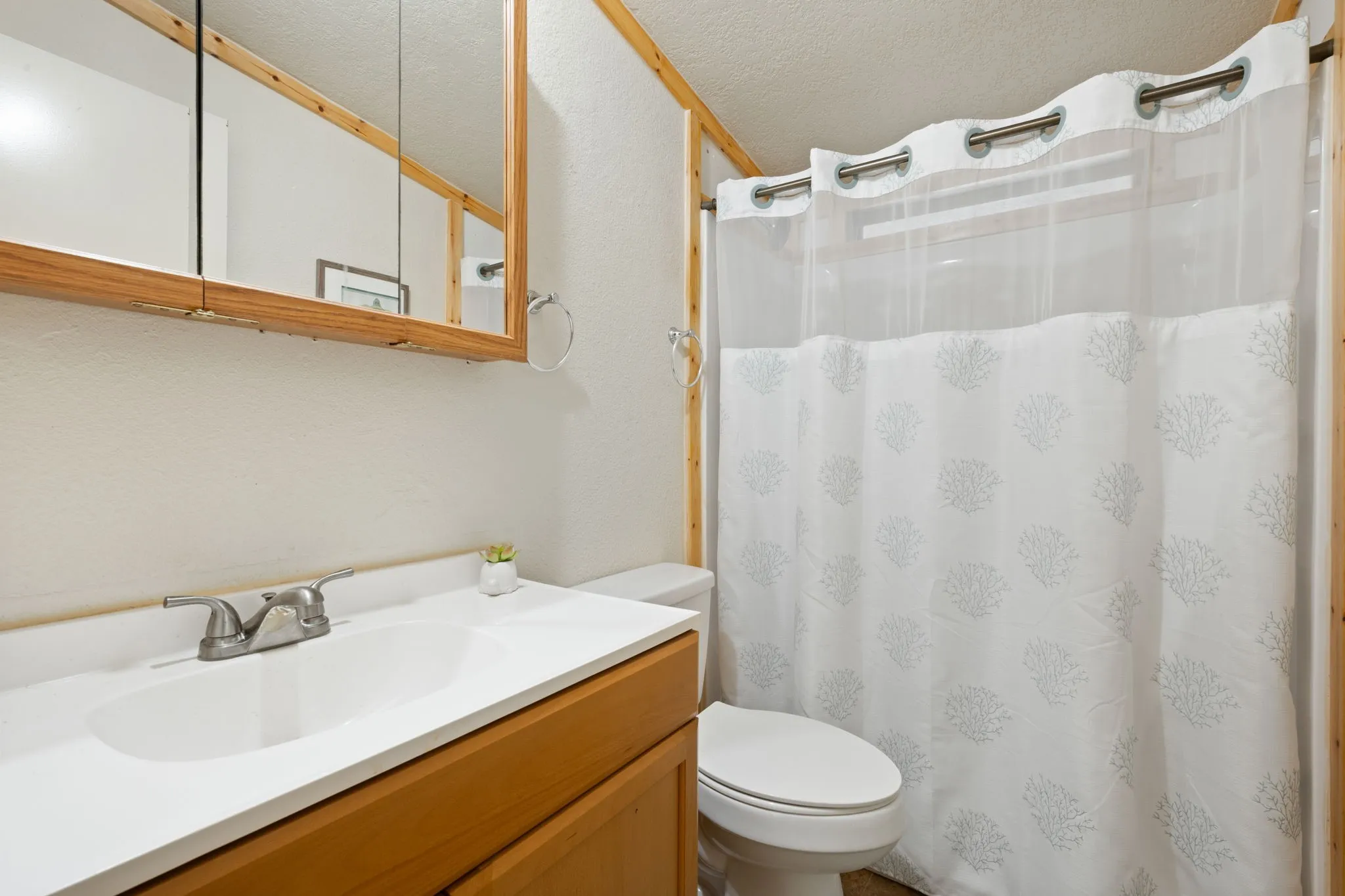 Single Family Residence For Sale in Hood County , 6500 Dayla Court, Granbury, Texas 76049, 3 Bedrooms, 2 Bathrooms, Garage spaces, 1,743 Sqft, built in 1985, Price $380,000, mls#21273675, Real Estate Agent in Granbury, Homes For Sale in Hood county, Homes For Sale in Granbury, Realtor in Granbury Texas, Real Estate Brokerage Independent Realty Texas, Luminita Cordes Realtor