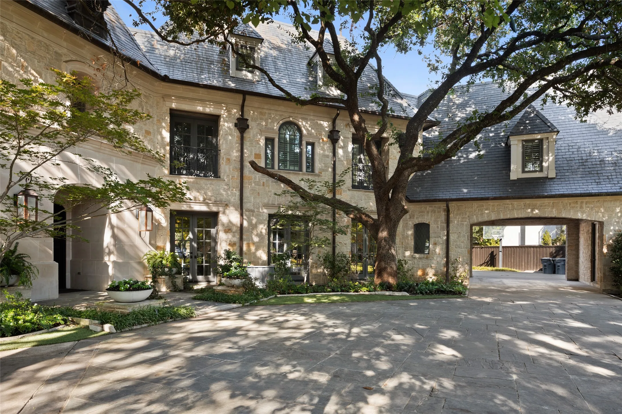 Single Family Residence For Sale in Dallas County , 9525 Alva Court, Dallas, Texas 75220, 6 Bedroom, 9 Bathroom, 4 Garage spaces, 11,037 Sqft, built in 2002, mls#21267763, Real Estate Agent in Dallas, Homes For Sale in Dallas county, Homes For Sale in Dallas, Realtor in Dallas Texas, Real Estate Brokerage Independent Realty Texas, Luminita Cordes Realtor