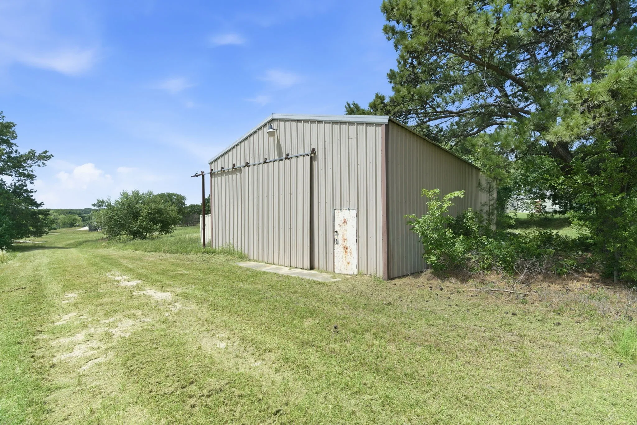 Warehouse For Sale in Parker County , 3523 E Highway 199, Springtown, Texas 76082, 3 Bedroom, 2 Bathroom, 6 Garage spaces, 2,475 Sqft, built in 1985, mls#21272365, Real Estate Agent in Springtown, Homes For Sale in Parker county, Homes For Sale in Springtown, Realtor in Springtown Texas, Real Estate Brokerage Independent Realty Texas, Luminita Cordes Realtor