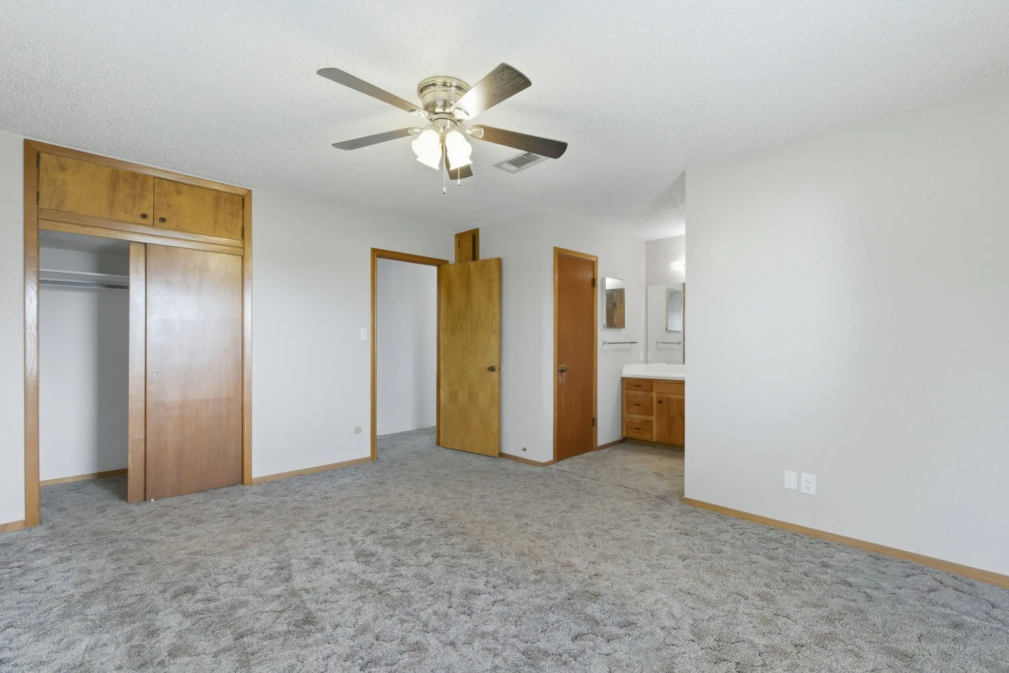 Warehouse For Sale in Parker County , 3523 E Highway 199, Springtown, Texas 76082, 3 Bedroom, 2 Bathroom, 6 Garage spaces, 2,475 Sqft, built in 1985, mls#21272365, Real Estate Agent in Springtown, Homes For Sale in Parker county, Homes For Sale in Springtown, Realtor in Springtown Texas, Real Estate Brokerage Independent Realty Texas, Luminita Cordes Realtor