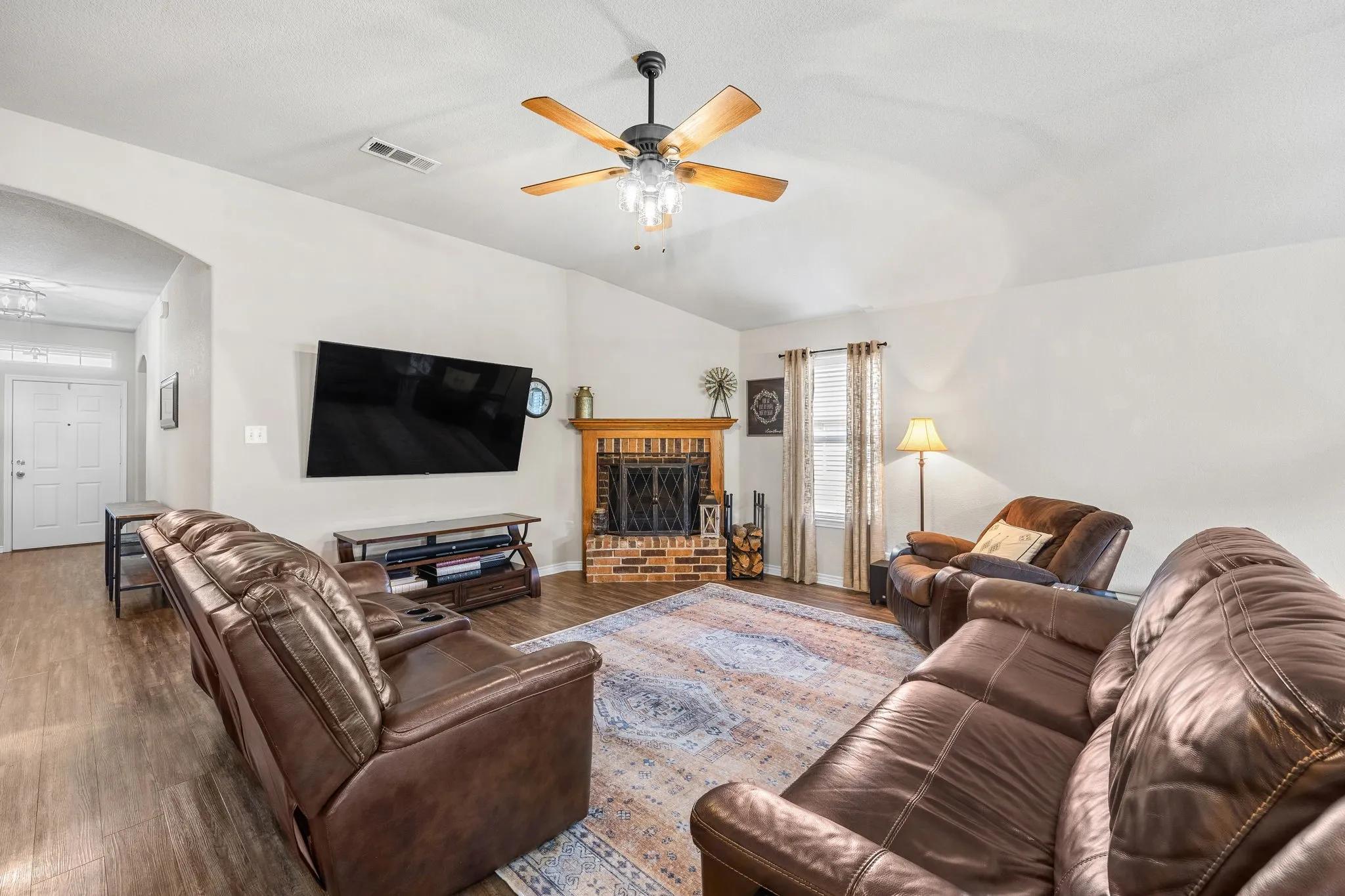 Single Family Residence For Sale in Bell County , 2701 Montague County Drive, Killeen, Texas 76549, 3 Bedroom, 2 Bathroom, 2 Garage spaces, 1,942 Sqft, built in 2011, mls#21273708, Real Estate Agent in Killeen, Homes For Sale in Bell county, Homes For Sale in Killeen, Realtor in Killeen Texas, Real Estate Brokerage Independent Realty Texas, Luminita Cordes Realtor