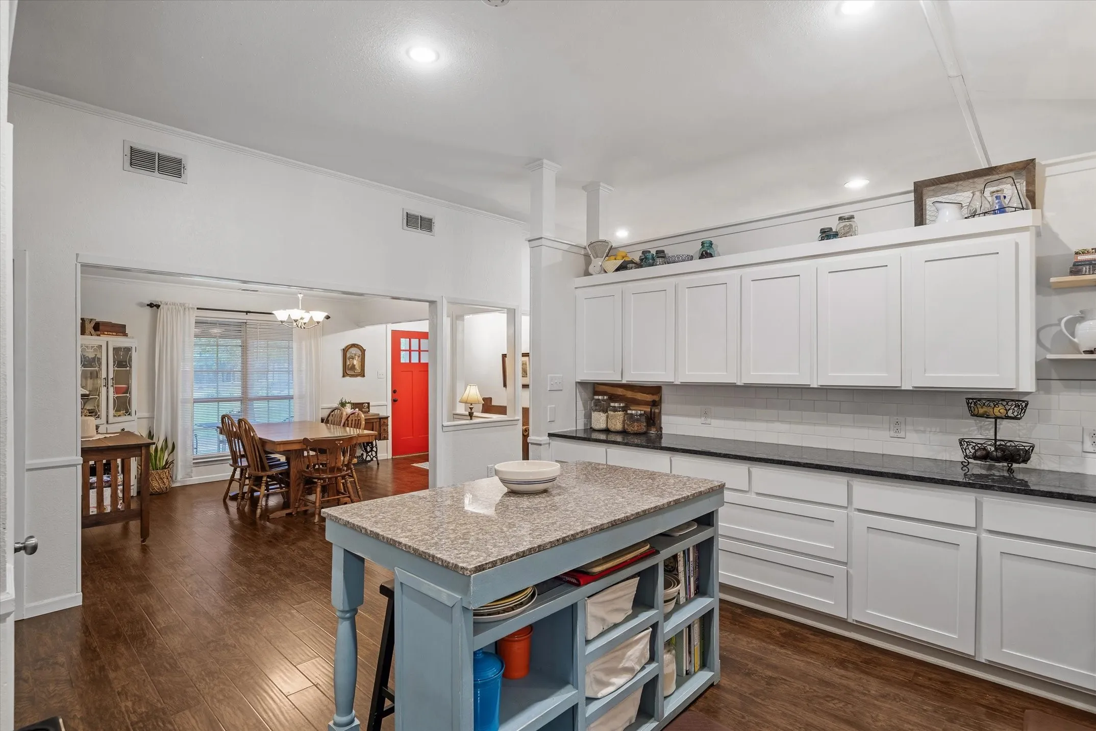 Single Family Residence For Sale in Van Zandt County , 659 Cherry Creek Lane, Canton, Texas 75103, 3 Bedrooms, 2 Bathrooms, 4 Garage spaces, 2,342 Sqft, built in 1985, Price $409,900, mls#21245193, Real Estate Agent in Canton, Homes For Sale in Van Zandt county, Homes For Sale in Canton, Realtor in Canton Texas, Real Estate Brokerage Independent Realty Texas, Luminita Cordes Realtor