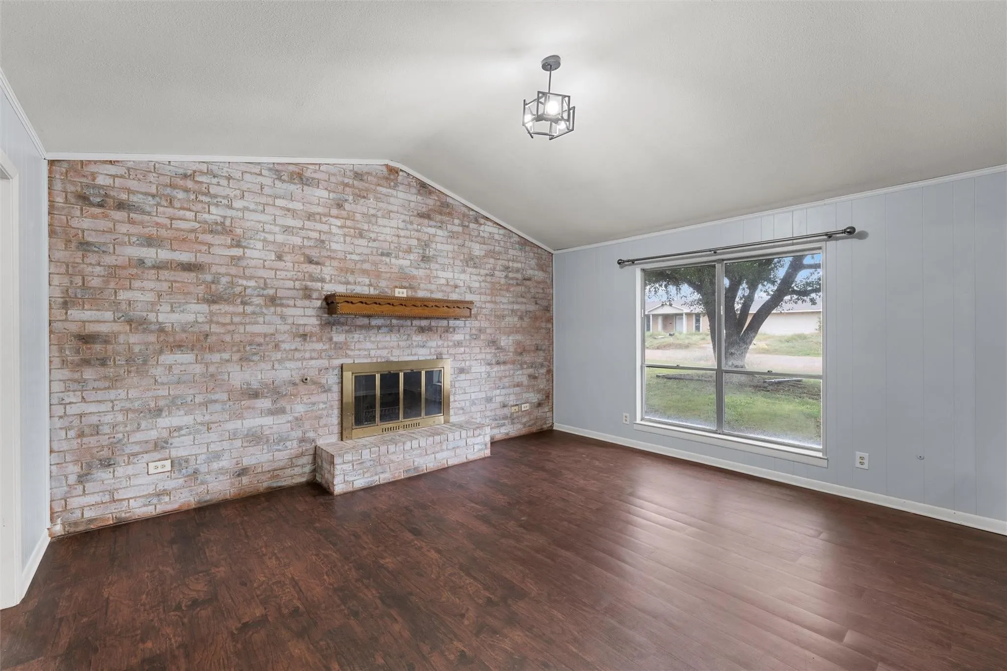 Single Family Residence For Sale in Falls County , 238 Royal Drive, Marlin, Texas 76661, 3 Bedrooms, 2 Bathrooms, 2 Garage spaces, 1,862 Sqft, built in 1979, Price $171,000, mls#21271800, Real Estate Agent in Marlin, Homes For Sale in Falls county, Homes For Sale in Marlin, Realtor in Marlin Texas, Real Estate Brokerage Independent Realty Texas, Luminita Cordes Realtor