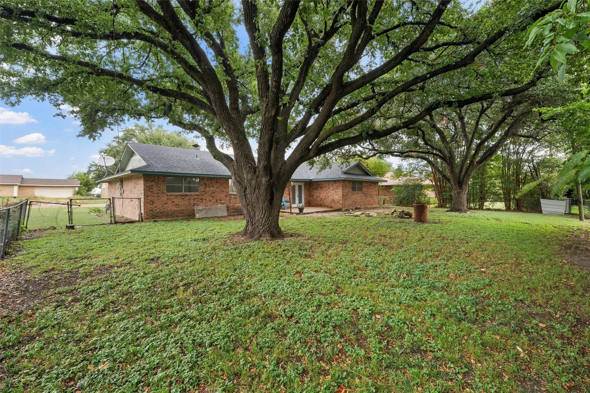 Single Family Residence For Sale in Falls County , 238 Royal Drive, Marlin, Texas 76661, 3 Bedrooms, 2 Bathrooms, 2 Garage spaces, 1,862 Sqft, built in 1979, Price $171,000, mls#21271800, Real Estate Agent in Marlin, Homes For Sale in Falls county, Homes For Sale in Marlin, Realtor in Marlin Texas, Real Estate Brokerage Independent Realty Texas, Luminita Cordes Realtor