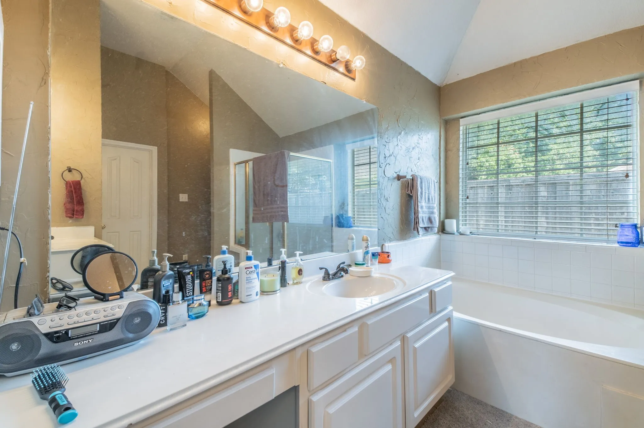 Single Family Residence For Sale in Dallas County , 5022 Sandestin Court, Garland, Texas 75044, 4 Bedroom, 2 Bathroom, 2 Garage spaces, 2,416 Sqft, built in 1995, mls#21268971, Real Estate Agent in Garland, Homes For Sale in Dallas county, Homes For Sale in Garland, Realtor in Garland Texas, Real Estate Brokerage Independent Realty Texas, Luminita Cordes Realtor