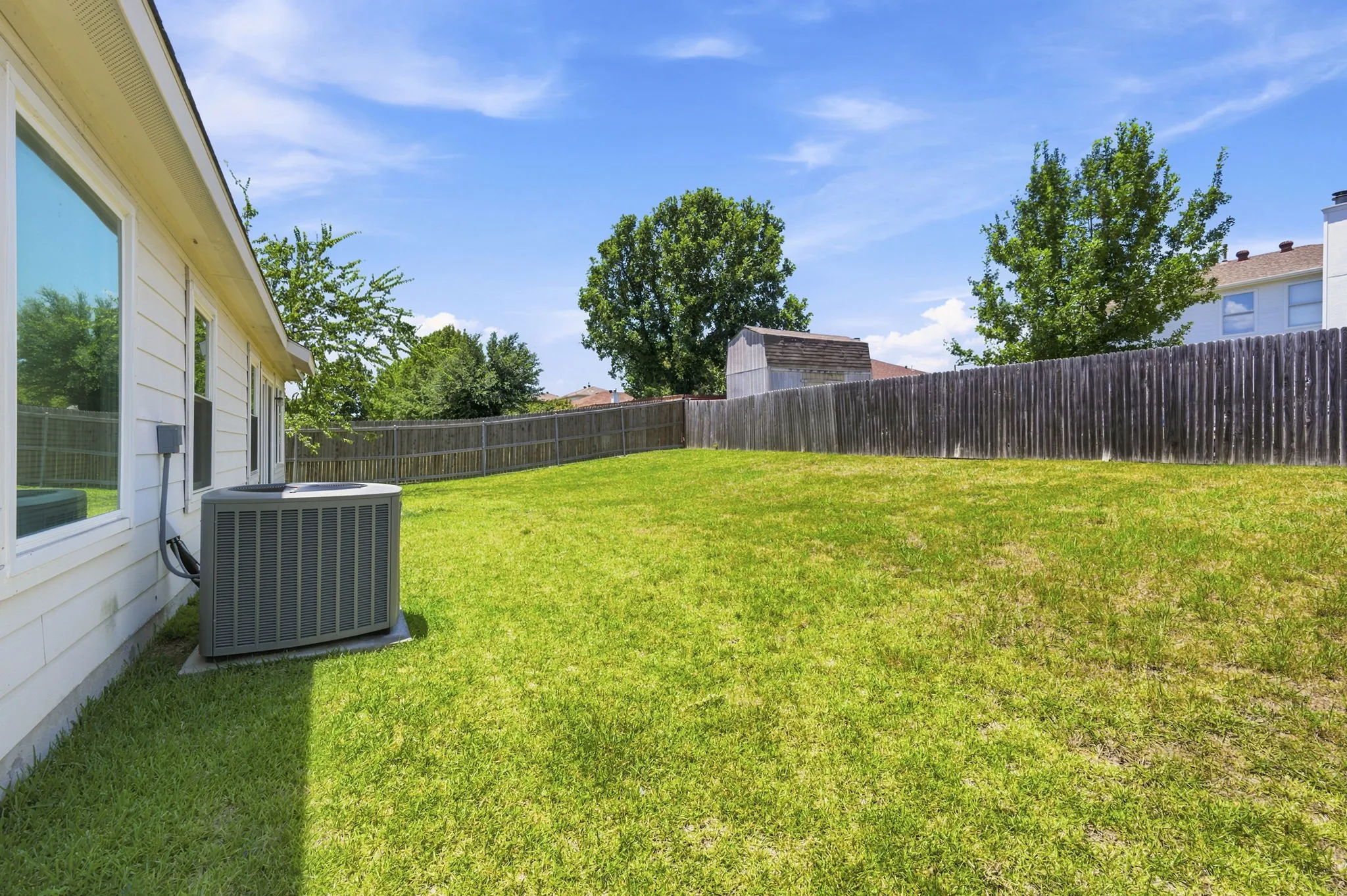 Single Family Residence For Sale in Tarrant County , 1409 Dundee Drive, Arlington, Texas 76002, 3 Bedroom, 2 Bathroom, 2 Garage spaces, 1,897 Sqft, built in 2002, mls#21273771, Real Estate Agent in Arlington, Homes For Sale in Tarrant county, Homes For Sale in Arlington, Realtor in Arlington Texas, Real Estate Brokerage Independent Realty Texas, Luminita Cordes Realtor