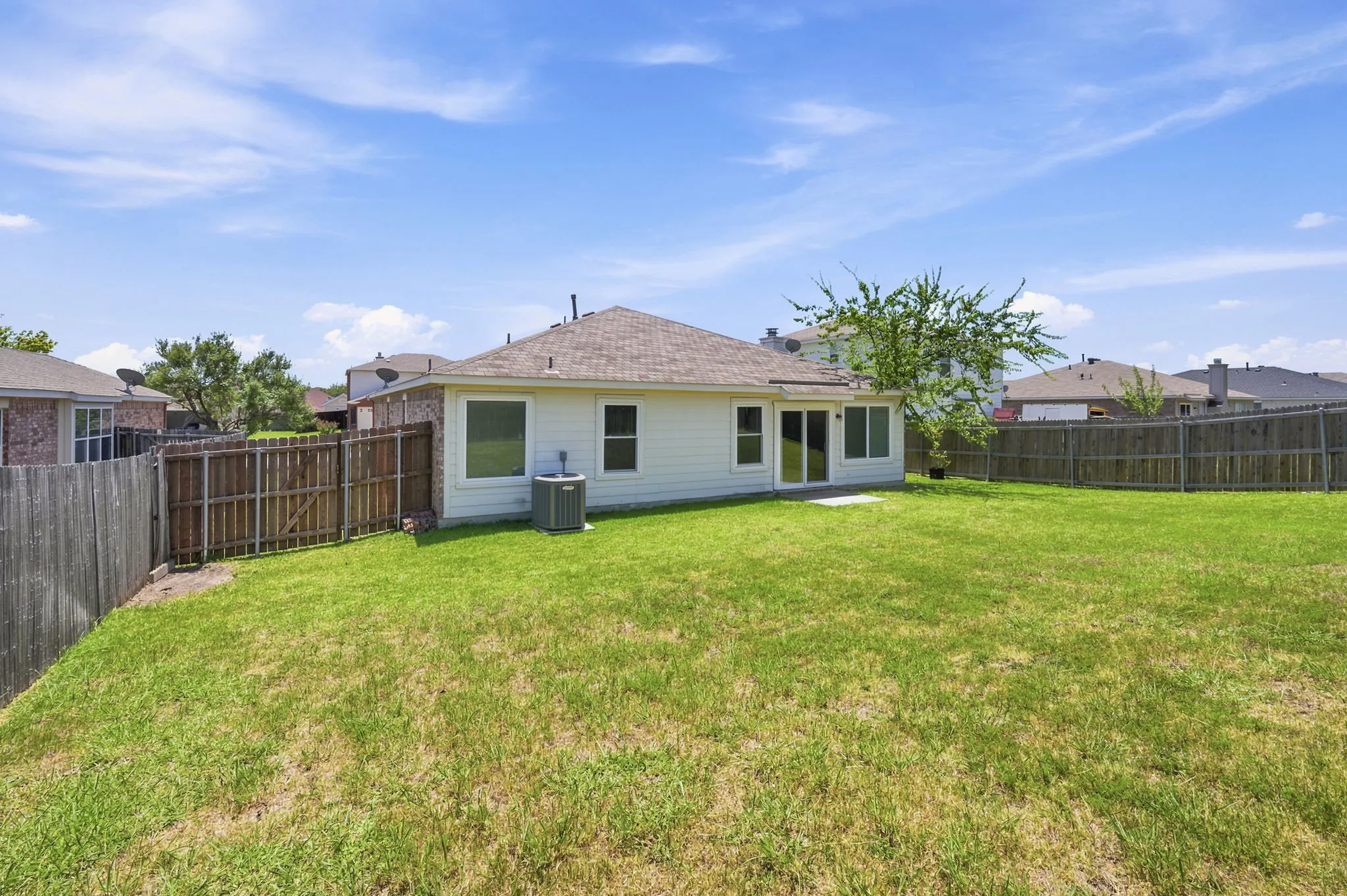 Single Family Residence For Sale in Tarrant County , 1409 Dundee Drive, Arlington, Texas 76002, 3 Bedroom, 2 Bathroom, 2 Garage spaces, 1,897 Sqft, built in 2002, mls#21273771, Real Estate Agent in Arlington, Homes For Sale in Tarrant county, Homes For Sale in Arlington, Realtor in Arlington Texas, Real Estate Brokerage Independent Realty Texas, Luminita Cordes Realtor