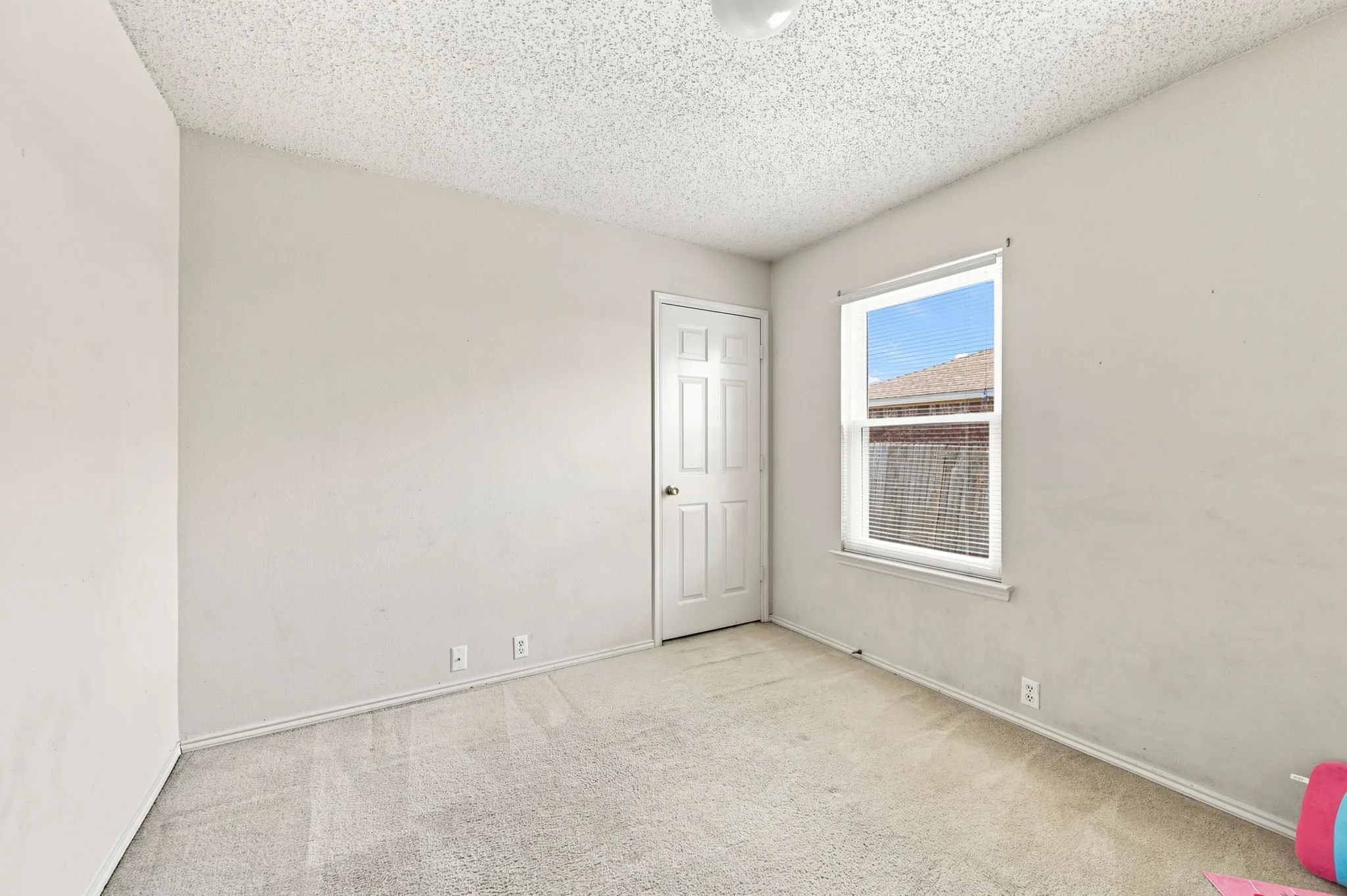 Single Family Residence For Sale in Tarrant County , 1409 Dundee Drive, Arlington, Texas 76002, 3 Bedroom, 2 Bathroom, 2 Garage spaces, 1,897 Sqft, built in 2002, mls#21273771, Real Estate Agent in Arlington, Homes For Sale in Tarrant county, Homes For Sale in Arlington, Realtor in Arlington Texas, Real Estate Brokerage Independent Realty Texas, Luminita Cordes Realtor