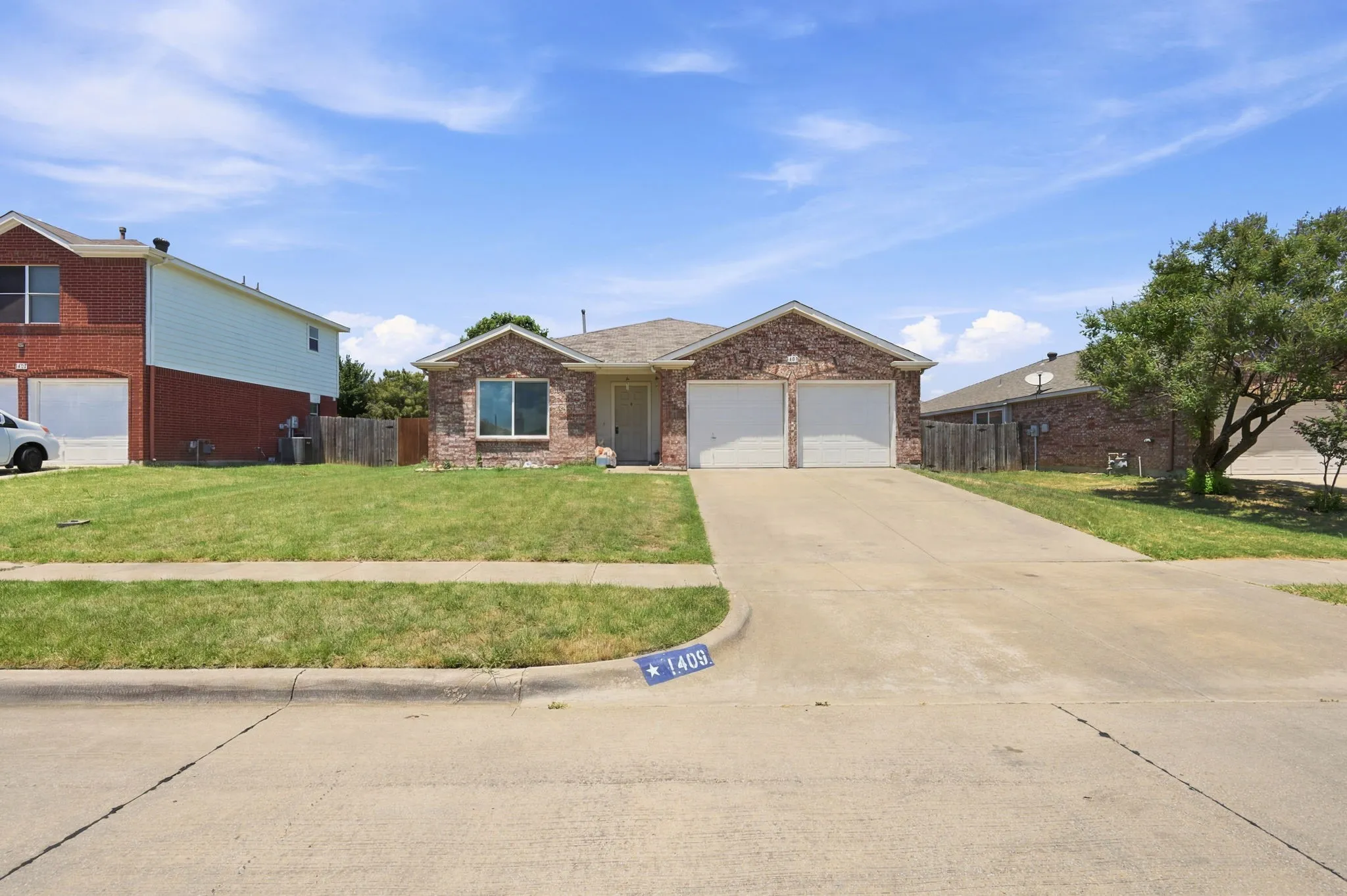 Single Family Residence For Sale in Tarrant County , 1409 Dundee Drive, Arlington, Texas 76002, 3 Bedroom, 2 Bathroom, 2 Garage spaces, 1,897 Sqft, built in 2002, mls#21273771, Real Estate Agent in Arlington, Homes For Sale in Tarrant county, Homes For Sale in Arlington, Realtor in Arlington Texas, Real Estate Brokerage Independent Realty Texas, Luminita Cordes Realtor