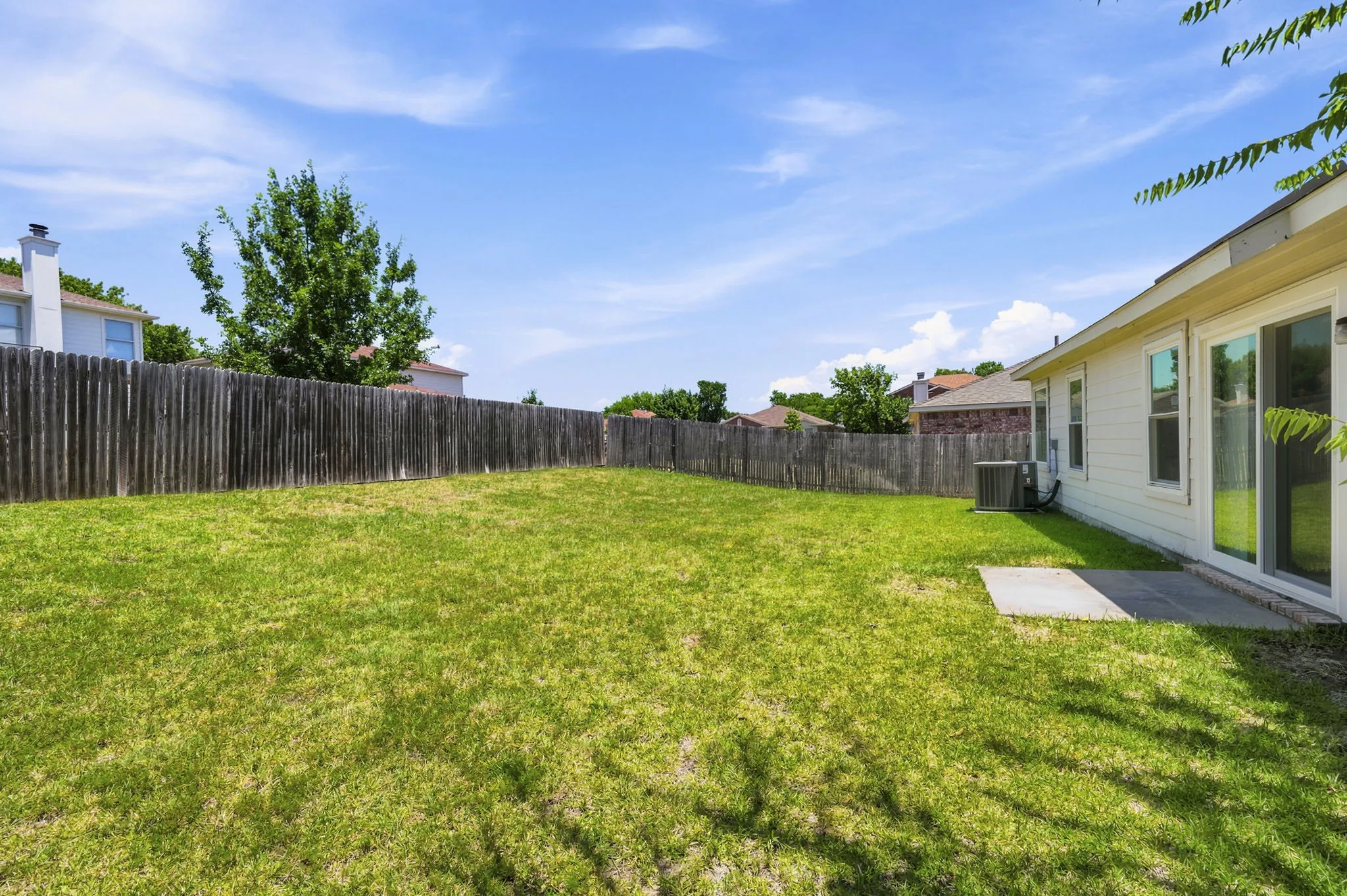 Single Family Residence For Sale in Tarrant County , 1409 Dundee Drive, Arlington, Texas 76002, 3 Bedroom, 2 Bathroom, 2 Garage spaces, 1,897 Sqft, built in 2002, mls#21273771, Real Estate Agent in Arlington, Homes For Sale in Tarrant county, Homes For Sale in Arlington, Realtor in Arlington Texas, Real Estate Brokerage Independent Realty Texas, Luminita Cordes Realtor