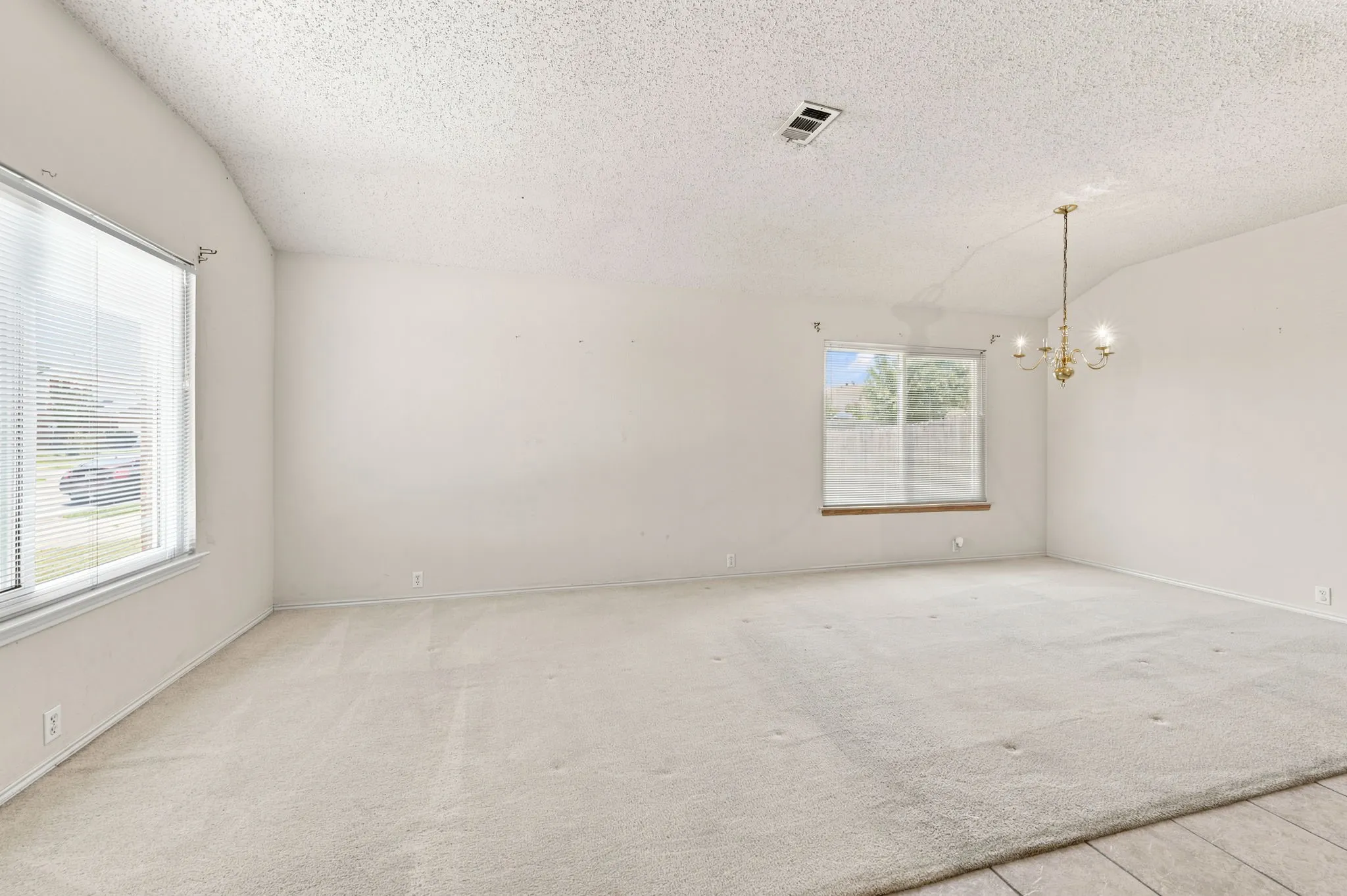 Single Family Residence For Sale in Tarrant County , 1409 Dundee Drive, Arlington, Texas 76002, 3 Bedroom, 2 Bathroom, 2 Garage spaces, 1,897 Sqft, built in 2002, mls#21273771, Real Estate Agent in Arlington, Homes For Sale in Tarrant county, Homes For Sale in Arlington, Realtor in Arlington Texas, Real Estate Brokerage Independent Realty Texas, Luminita Cordes Realtor