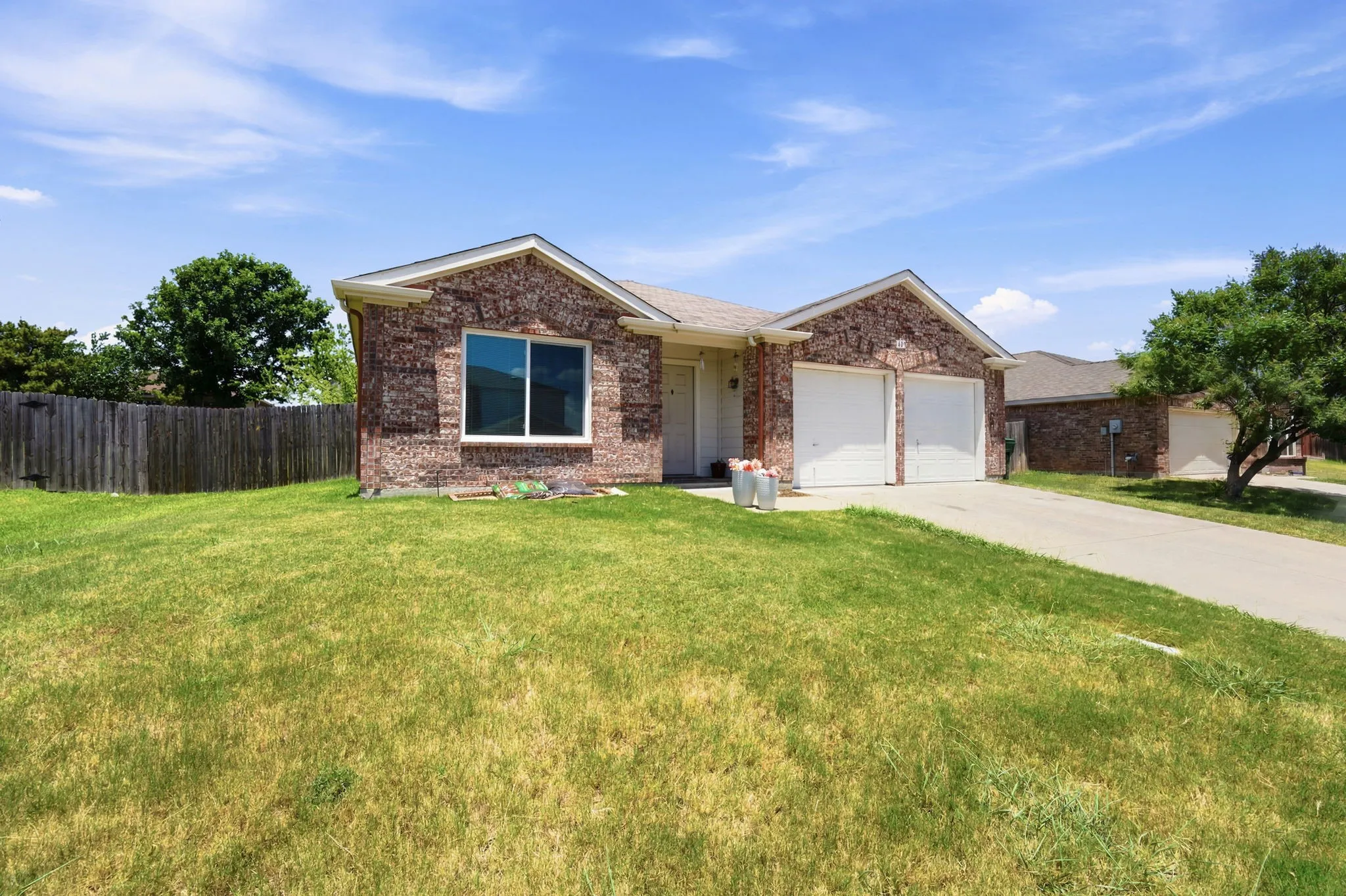 Single Family Residence For Sale in Tarrant County , 1409 Dundee Drive, Arlington, Texas 76002, 3 Bedroom, 2 Bathroom, 2 Garage spaces, 1,897 Sqft, built in 2002, mls#21273771, Real Estate Agent in Arlington, Homes For Sale in Tarrant county, Homes For Sale in Arlington, Realtor in Arlington Texas, Real Estate Brokerage Independent Realty Texas, Luminita Cordes Realtor