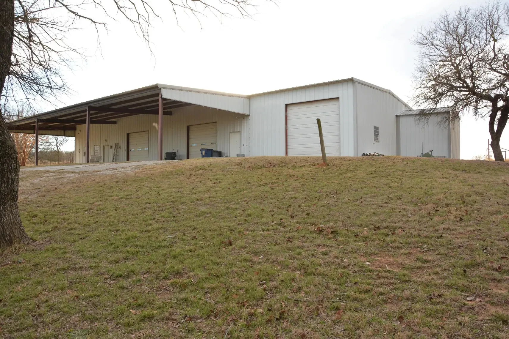 Single Family Residence For Sale in Wise County , 138 PR 3417, Bridgeport, Texas 76426, 3 Bedrooms, 2 Bathrooms, 3 Garage spaces, 1,750 Sqft, built in 1985, Price $1,900,000, mls#21267022, Real Estate Agent in Bridgeport, Homes For Sale in Wise county, Homes For Sale in Bridgeport, Realtor in Bridgeport Texas, Real Estate Brokerage Independent Realty Texas, Luminita Cordes Realtor