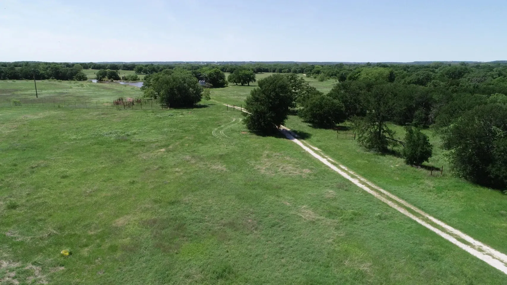 Single Family Residence For Sale in Wise County , 138 PR 3417, Bridgeport, Texas 76426, 3 Bedrooms, 2 Bathrooms, 3 Garage spaces, 1,750 Sqft, built in 1985, Price $1,900,000, mls#21267022, Real Estate Agent in Bridgeport, Homes For Sale in Wise county, Homes For Sale in Bridgeport, Realtor in Bridgeport Texas, Real Estate Brokerage Independent Realty Texas, Luminita Cordes Realtor