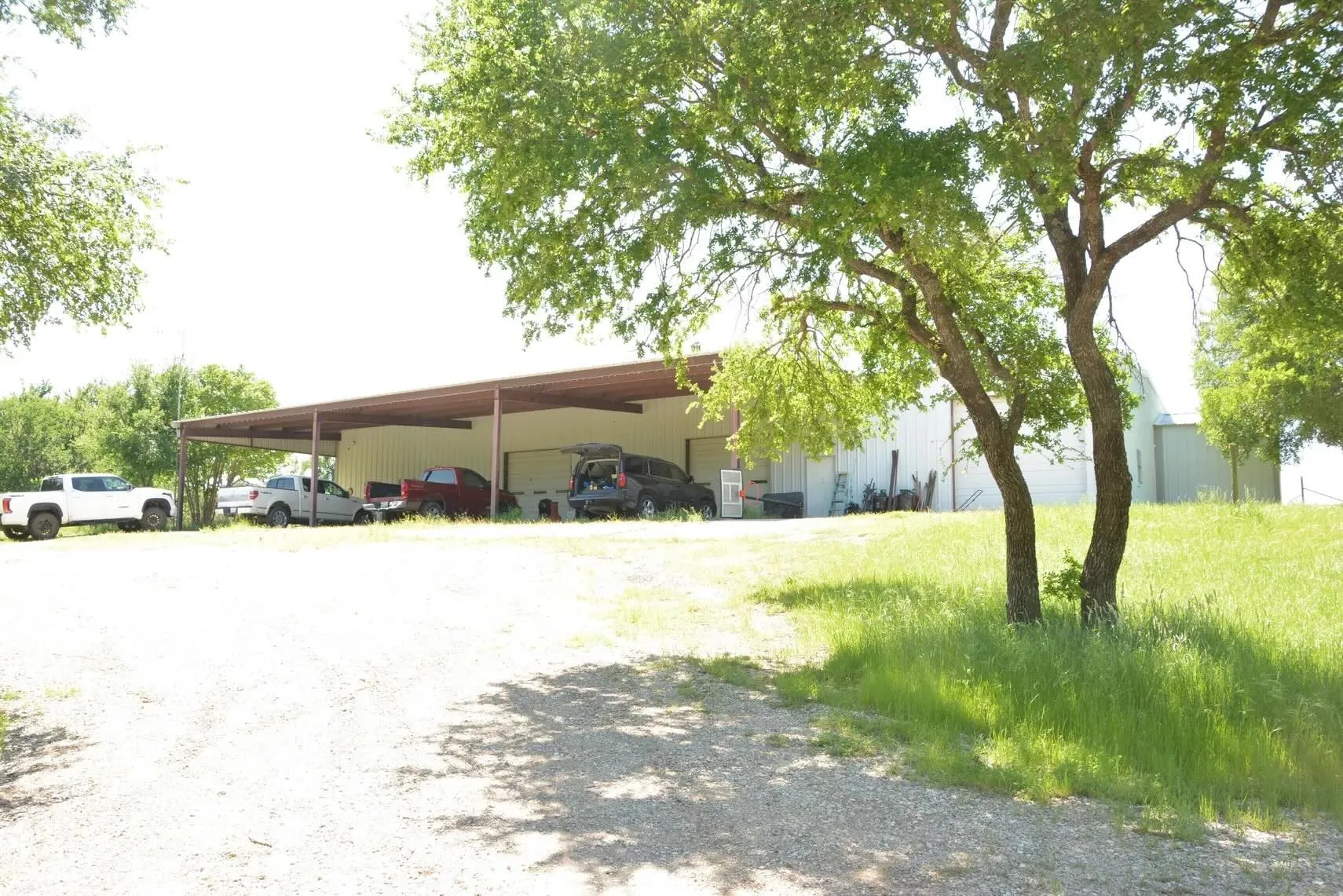 Single Family Residence For Sale in Wise County , 138 PR 3417, Bridgeport, Texas 76426, 3 Bedrooms, 2 Bathrooms, 3 Garage spaces, 1,750 Sqft, built in 1985, Price $1,900,000, mls#21267022, Real Estate Agent in Bridgeport, Homes For Sale in Wise county, Homes For Sale in Bridgeport, Realtor in Bridgeport Texas, Real Estate Brokerage Independent Realty Texas, Luminita Cordes Realtor