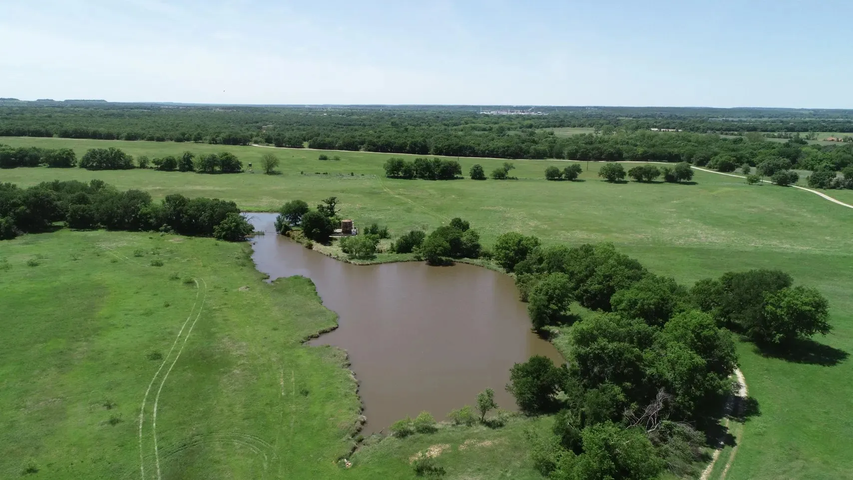 Single Family Residence For Sale in Wise County , 138 PR 3417, Bridgeport, Texas 76426, 3 Bedrooms, 2 Bathrooms, 3 Garage spaces, 1,750 Sqft, built in 1985, Price $1,900,000, mls#21267022, Real Estate Agent in Bridgeport, Homes For Sale in Wise county, Homes For Sale in Bridgeport, Realtor in Bridgeport Texas, Real Estate Brokerage Independent Realty Texas, Luminita Cordes Realtor