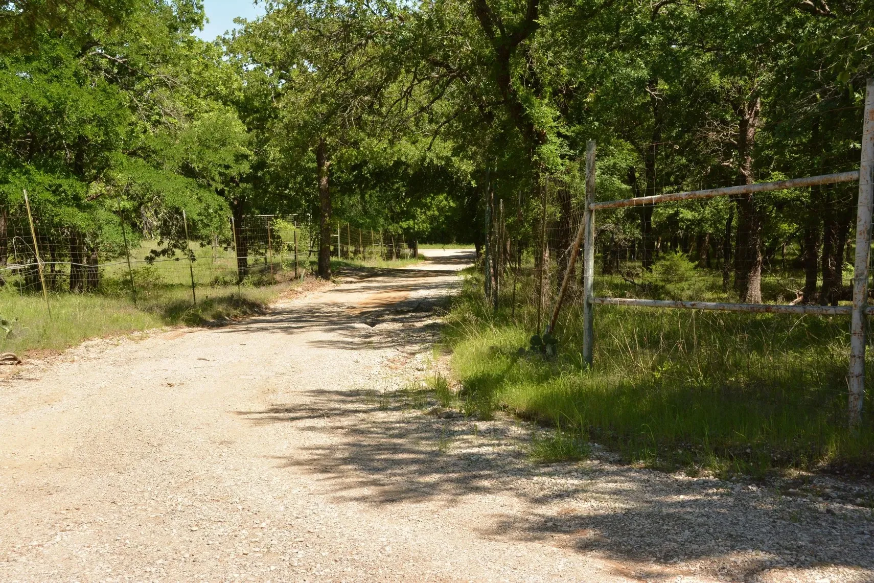 Single Family Residence For Sale in Wise County , 138 PR 3417, Bridgeport, Texas 76426, 3 Bedrooms, 2 Bathrooms, 3 Garage spaces, 1,750 Sqft, built in 1985, Price $1,900,000, mls#21267022, Real Estate Agent in Bridgeport, Homes For Sale in Wise county, Homes For Sale in Bridgeport, Realtor in Bridgeport Texas, Real Estate Brokerage Independent Realty Texas, Luminita Cordes Realtor
