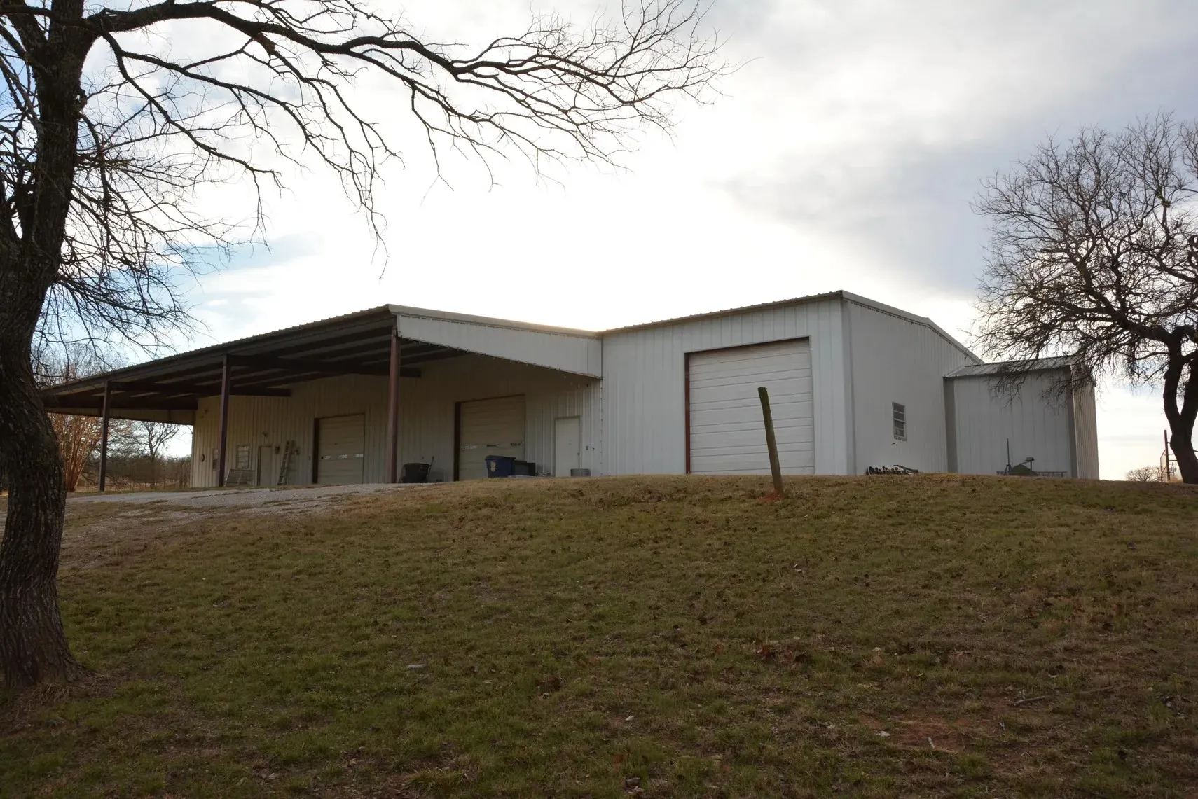 Single Family Residence For Sale in Wise County , 138 PR 3417, Bridgeport, Texas 76426, 3 Bedrooms, 2 Bathrooms, 3 Garage spaces, 1,750 Sqft, built in 1985, Price $1,900,000, mls#21267022, Real Estate Agent in Bridgeport, Homes For Sale in Wise county, Homes For Sale in Bridgeport, Realtor in Bridgeport Texas, Real Estate Brokerage Independent Realty Texas, Luminita Cordes Realtor