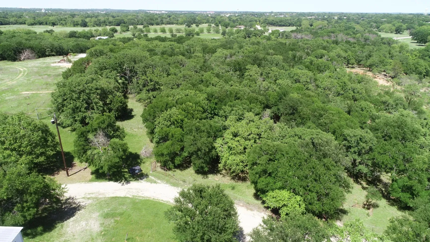 Single Family Residence For Sale in Wise County , 138 PR 3417, Bridgeport, Texas 76426, 3 Bedrooms, 2 Bathrooms, 3 Garage spaces, 1,750 Sqft, built in 1985, Price $1,900,000, mls#21267022, Real Estate Agent in Bridgeport, Homes For Sale in Wise county, Homes For Sale in Bridgeport, Realtor in Bridgeport Texas, Real Estate Brokerage Independent Realty Texas, Luminita Cordes Realtor