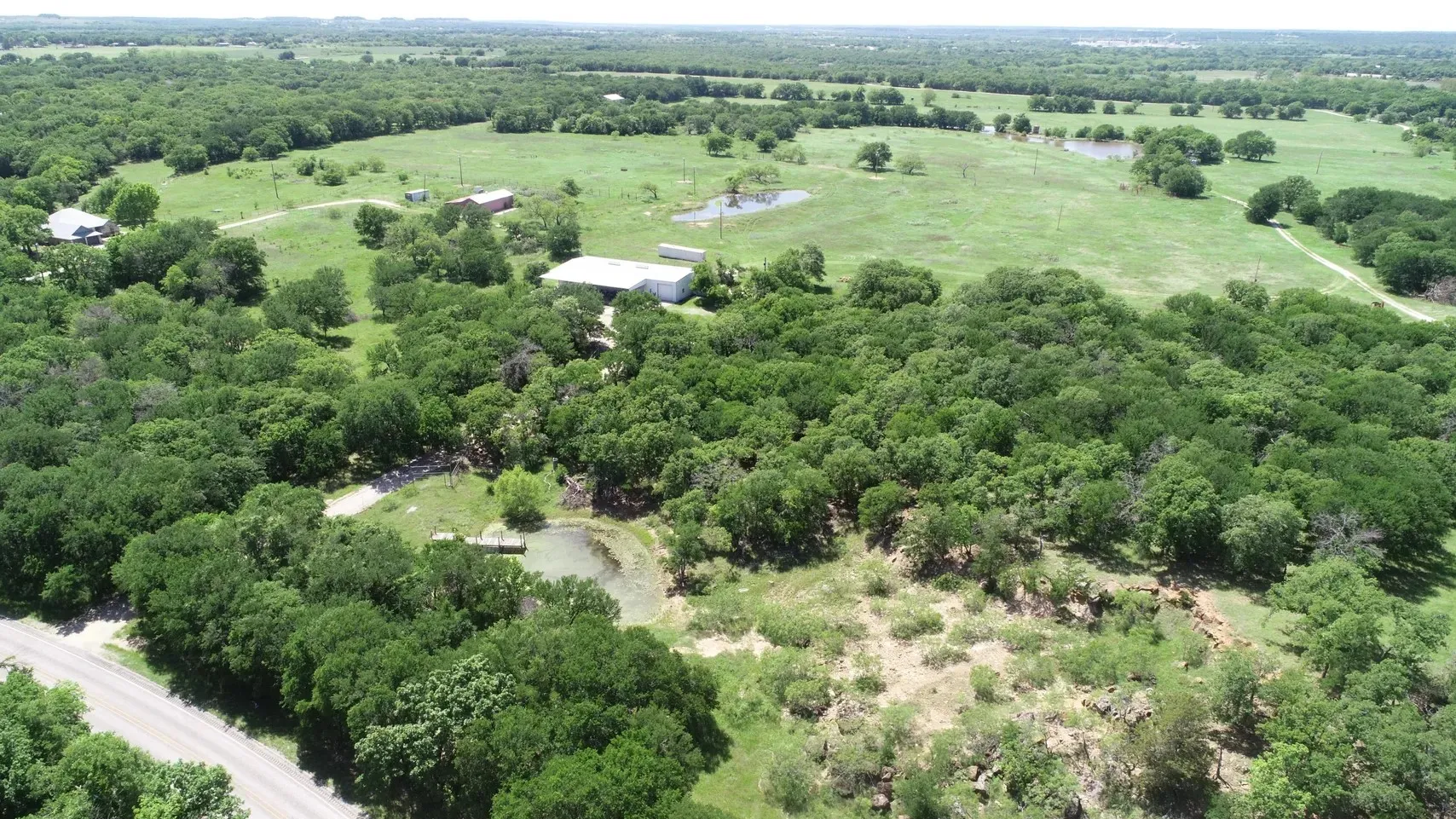 Single Family Residence For Sale in Wise County , 138 PR 3417, Bridgeport, Texas 76426, 3 Bedrooms, 2 Bathrooms, 3 Garage spaces, 1,750 Sqft, built in 1985, Price $1,900,000, mls#21267022, Real Estate Agent in Bridgeport, Homes For Sale in Wise county, Homes For Sale in Bridgeport, Realtor in Bridgeport Texas, Real Estate Brokerage Independent Realty Texas, Luminita Cordes Realtor