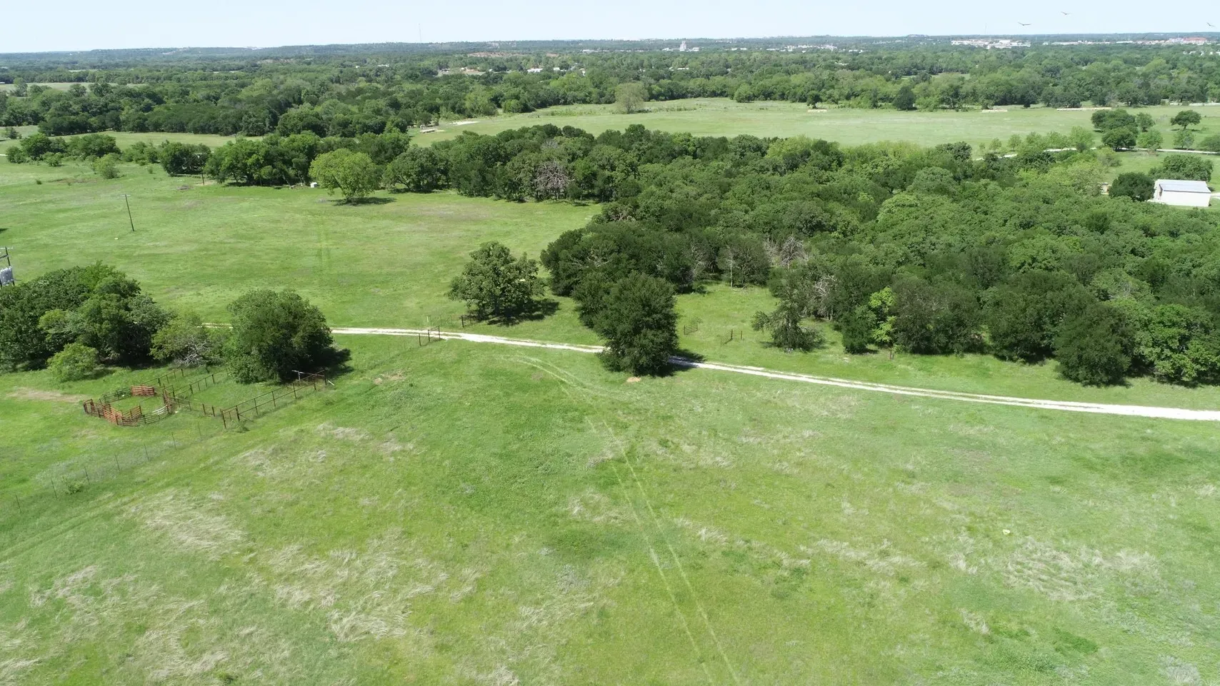 Single Family Residence For Sale in Wise County , 138 PR 3417, Bridgeport, Texas 76426, 3 Bedrooms, 2 Bathrooms, 3 Garage spaces, 1,750 Sqft, built in 1985, Price $1,900,000, mls#21267022, Real Estate Agent in Bridgeport, Homes For Sale in Wise county, Homes For Sale in Bridgeport, Realtor in Bridgeport Texas, Real Estate Brokerage Independent Realty Texas, Luminita Cordes Realtor